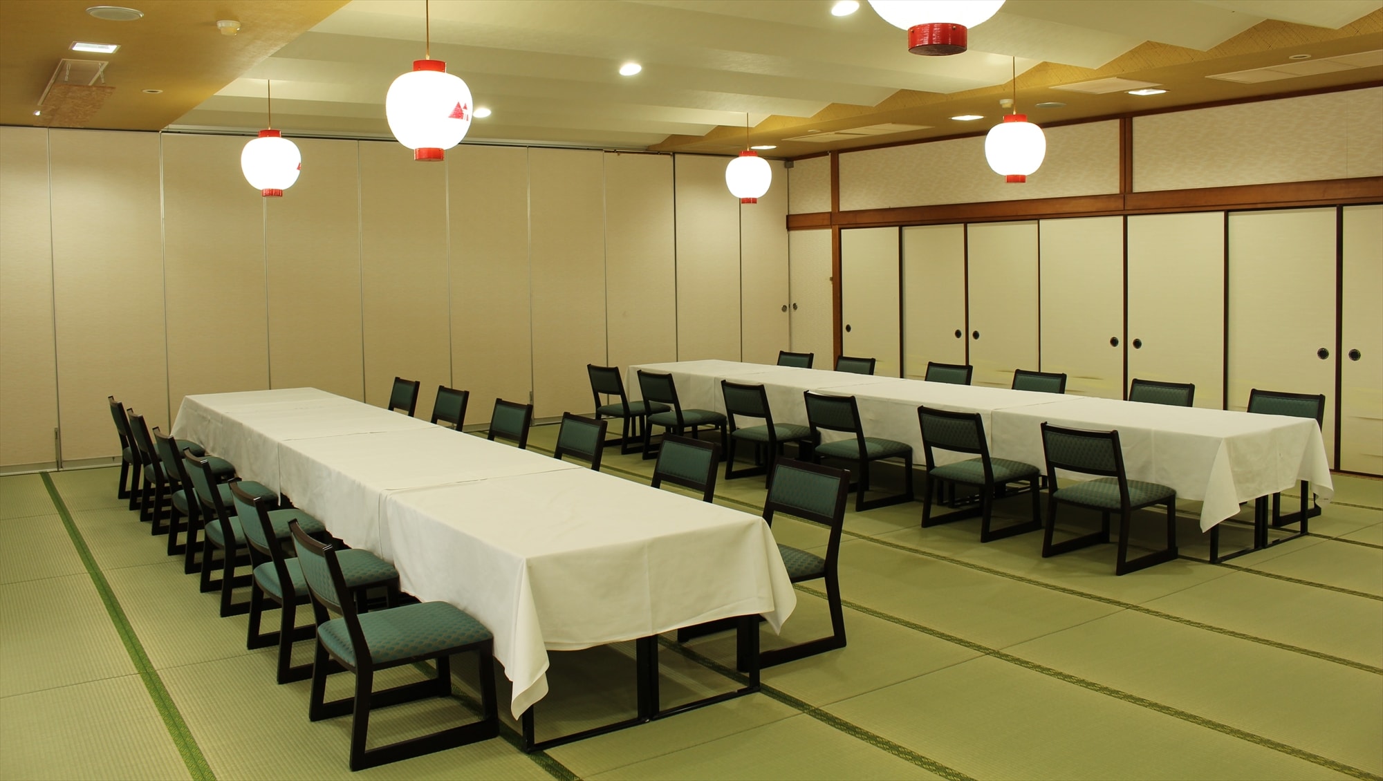 有200張榻榻米的宴會廳（可4個分區），最多可容納120人的團體使用。椅桌類型