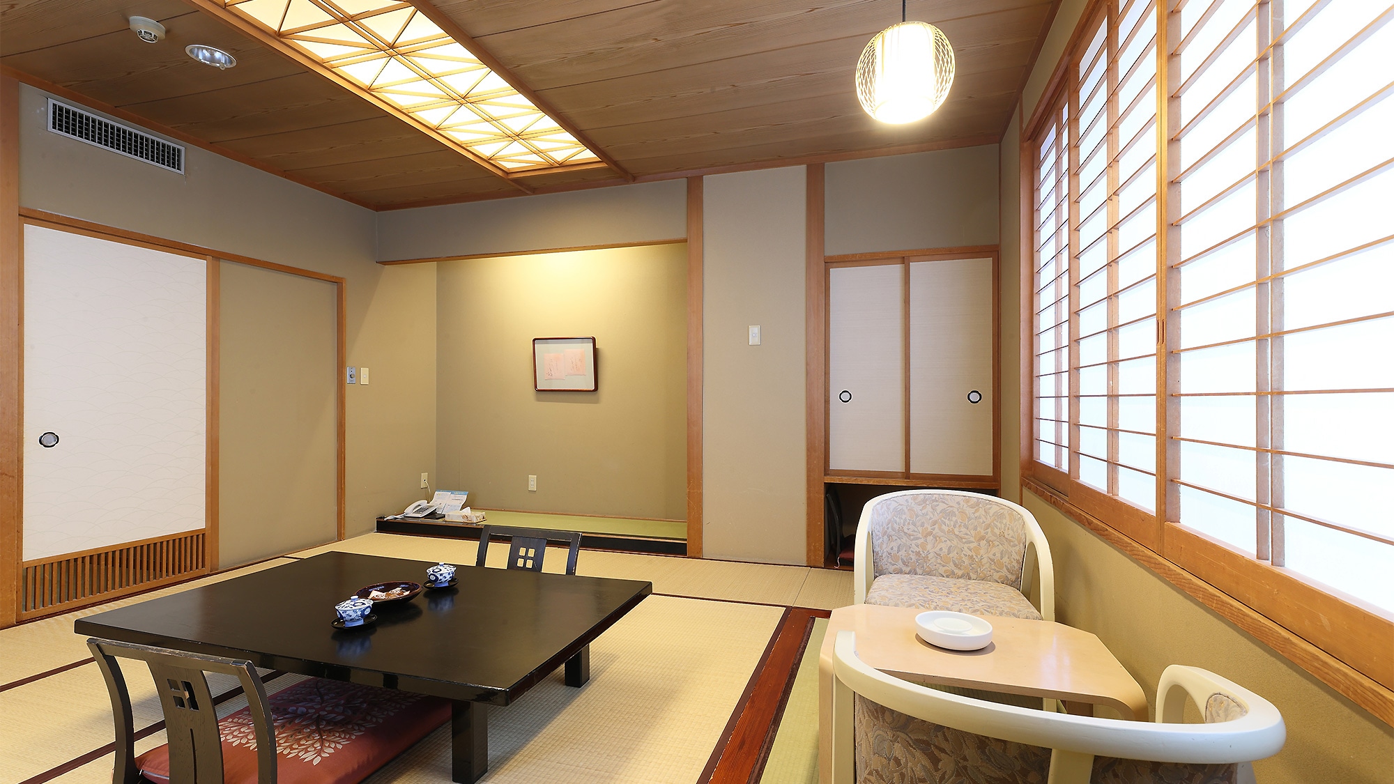 [Japanese-style room] 10 tatami or 12 tatami