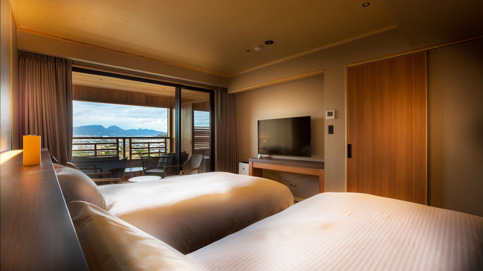 [Sansuikaku/Japanese-Western room D with private open-air bath] Spacious semi-double bed where you can lie down comfortably