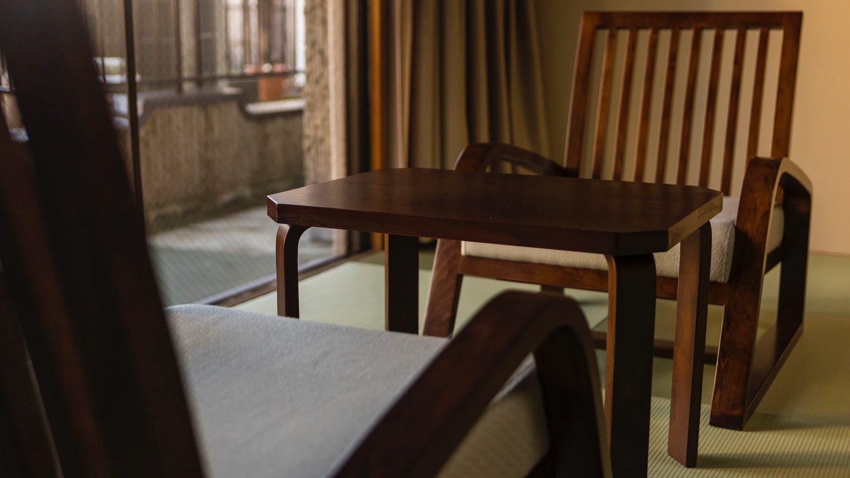 [Comfort * Bed] Sit in a chair by the window and relax while enjoying the view.