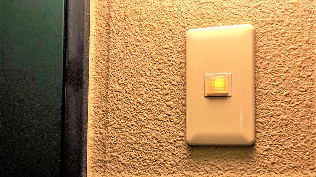 Room lamp (lights when you insert the card key outside the door or inside the room)