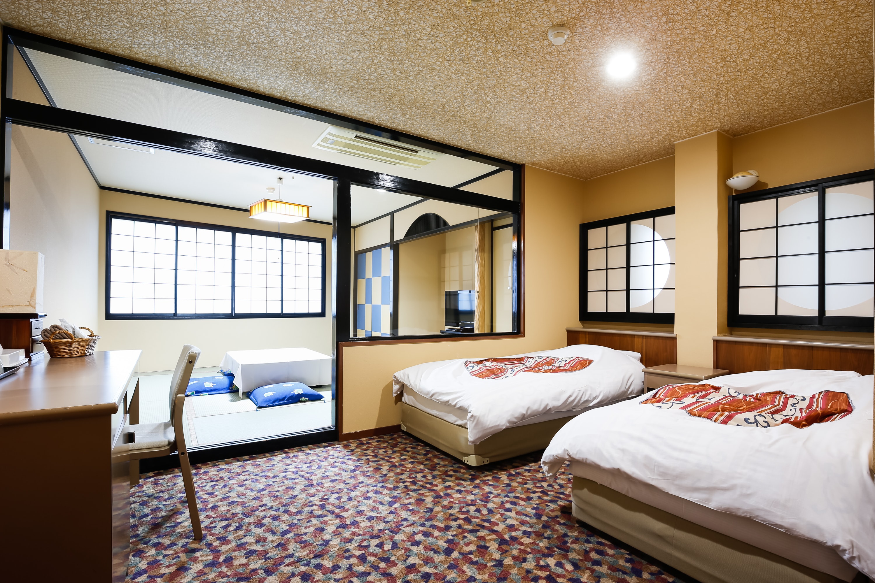 Japanese-Western room for 6 people