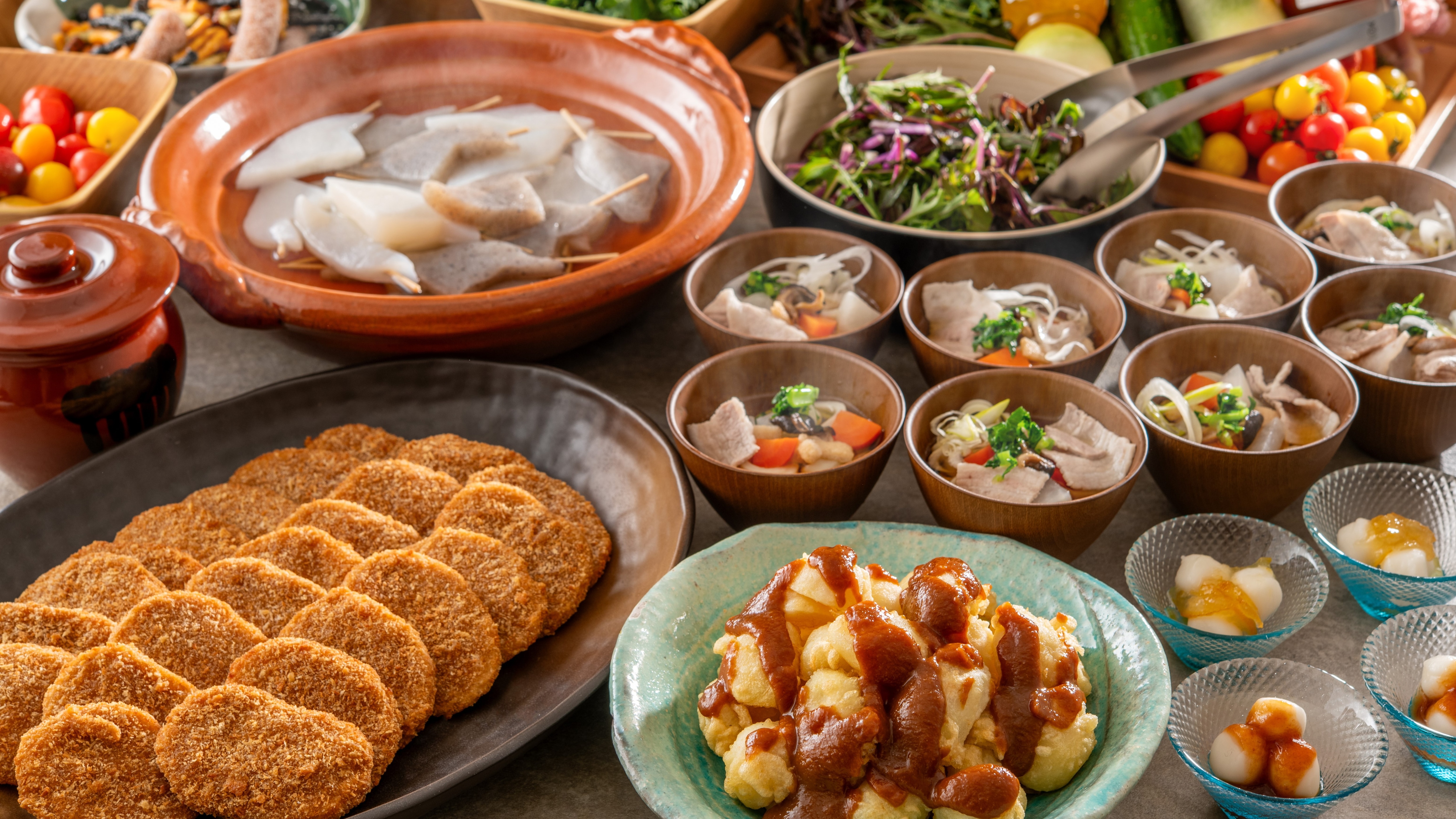A wide variety of breakfast dishes are available, including the local Chichibu delicacy "waraji katsu" and ochazuke (rice with greens and onions)