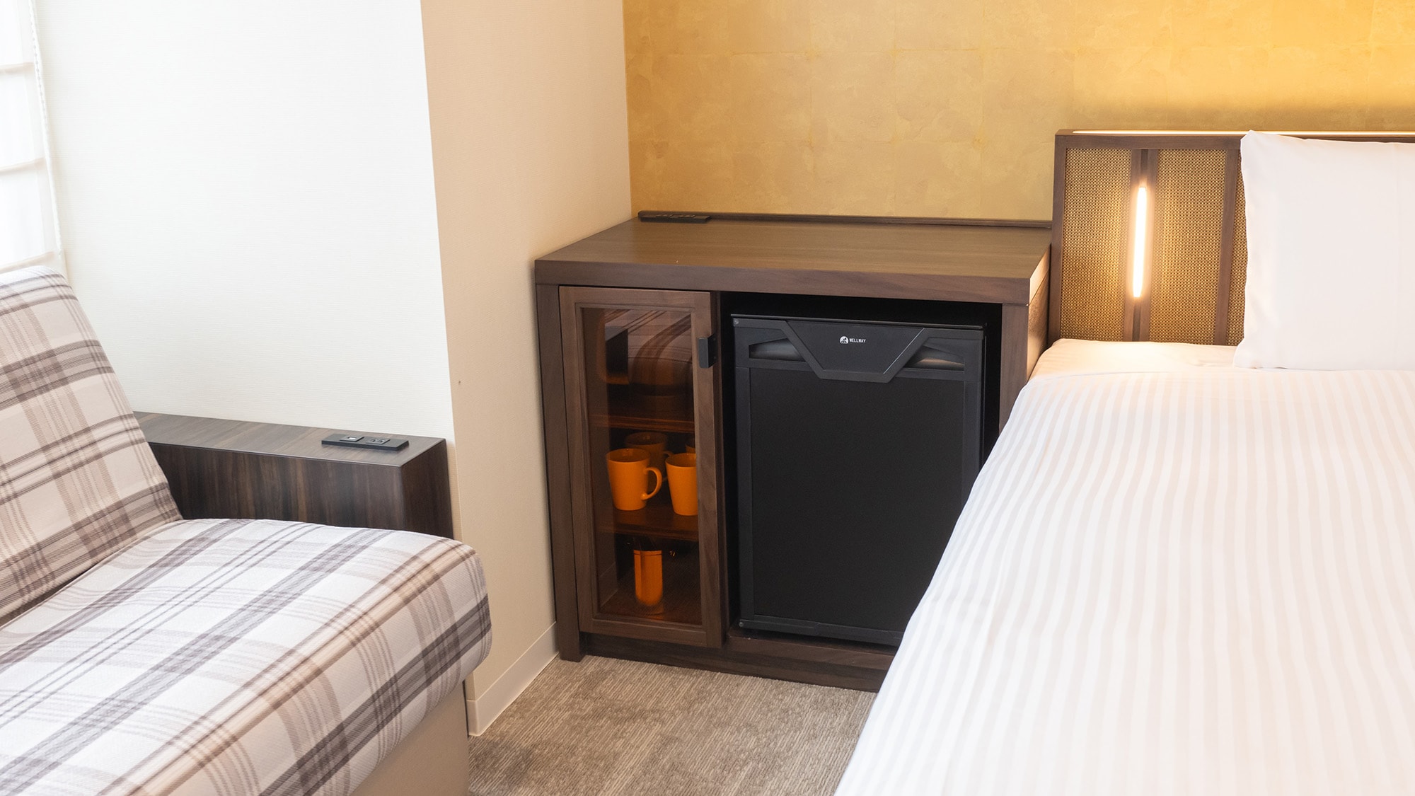 The rooms are equipped with a refrigerator, a safety deposit box, a kettle, tea, cups, and an ice bucket.