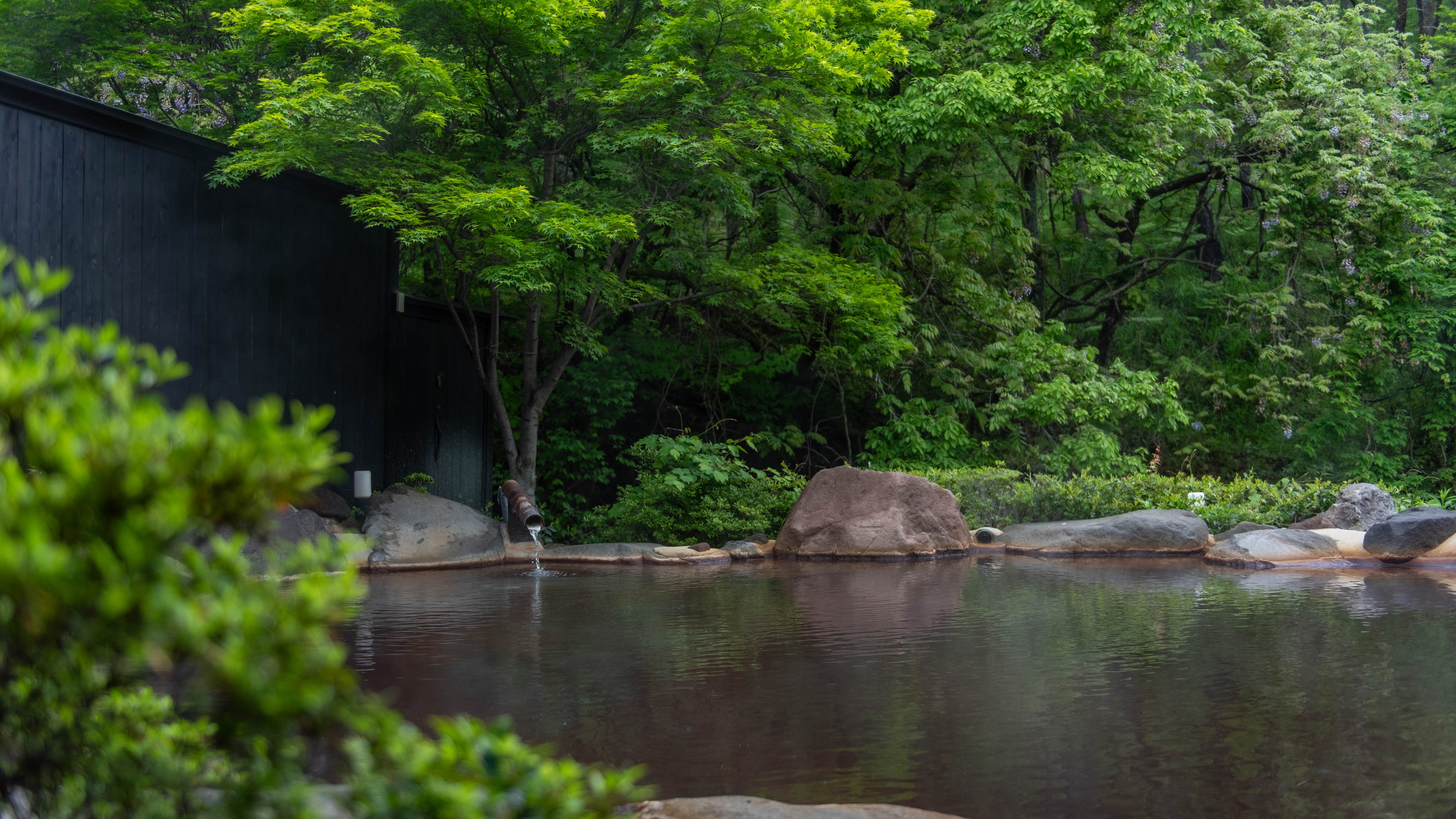 원천에 걸쳐 싱크대의 물에 몸을 맡겨, 마음껏 온천의 은혜를 즐겨 주세요.