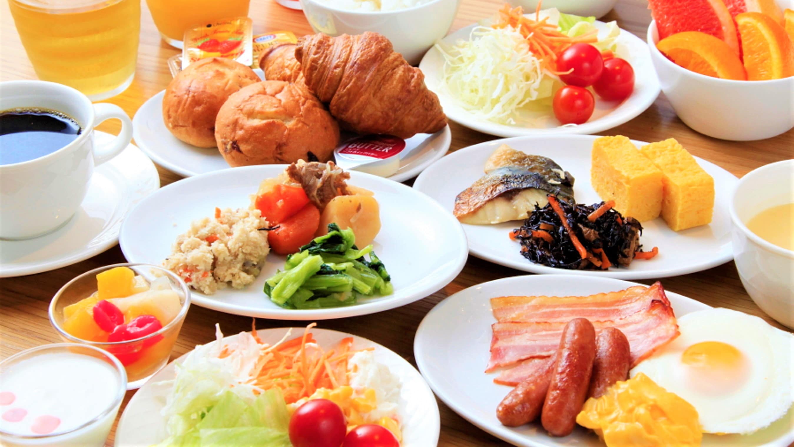 ภาพอาหารเช้าบุฟเฟ่ต์อาหารญี่ปุ่นและตะวันตก