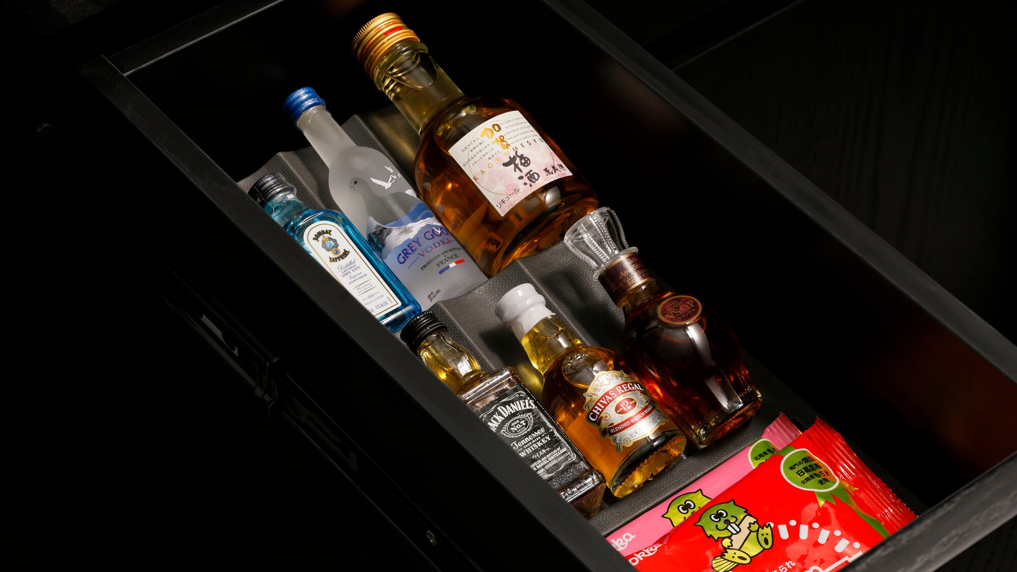 [Room facilities] Minibar (limited to suite rooms)