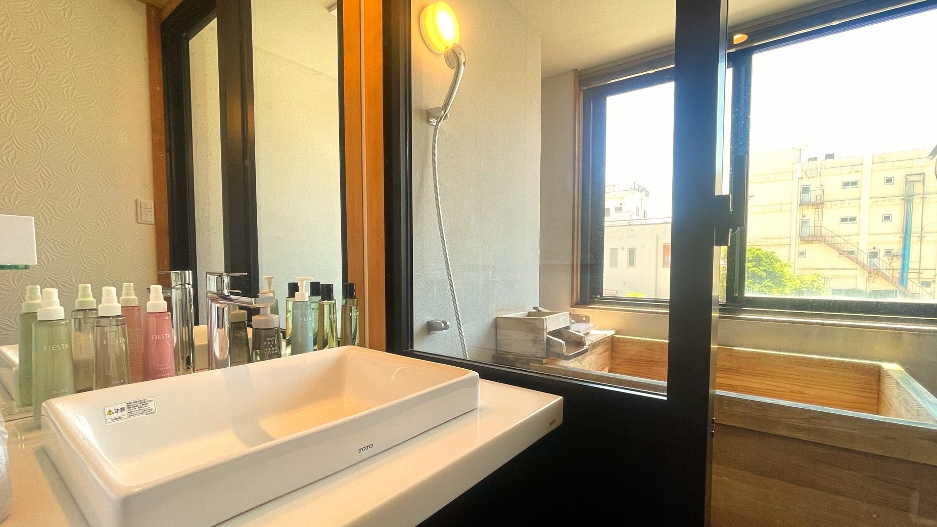 [Modern Japanese-style room] A white-based washroom and semi-open-air bath.
