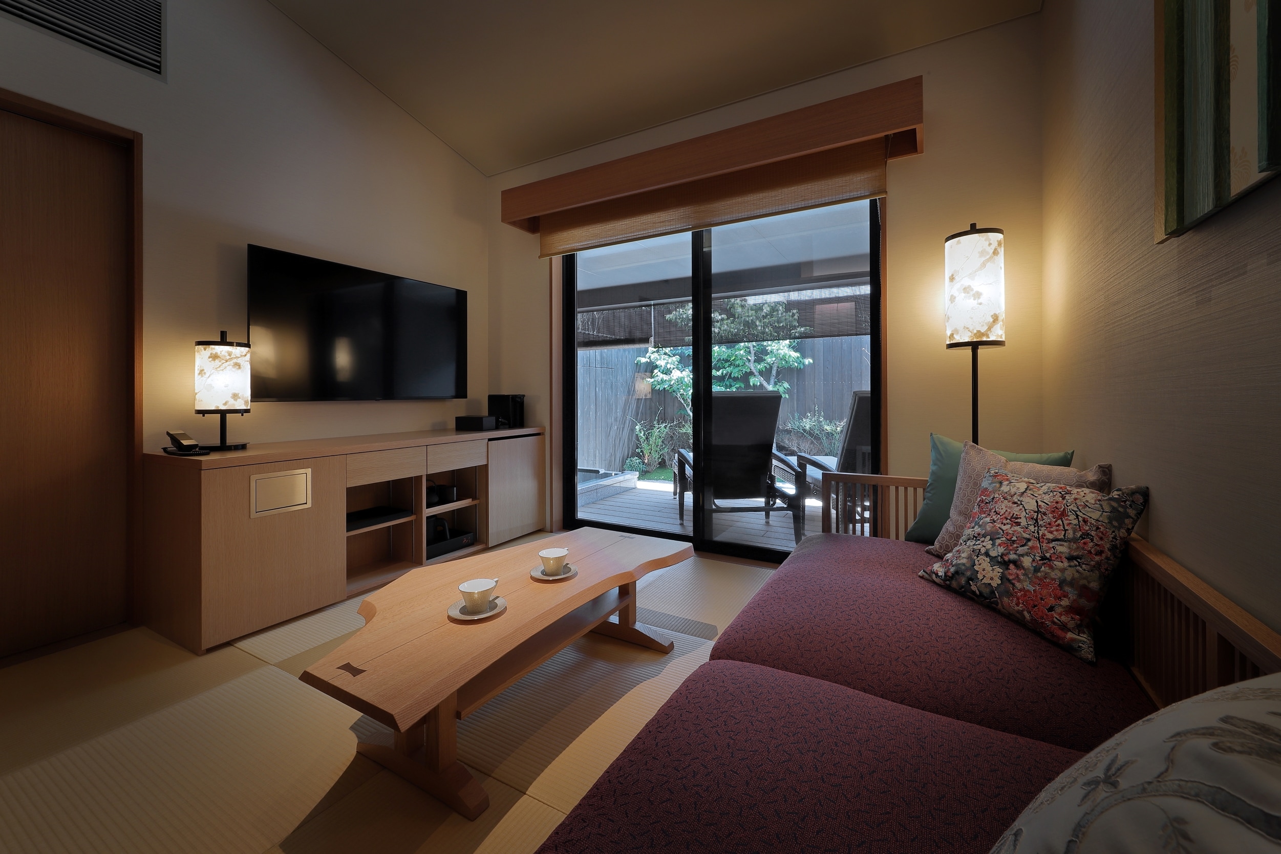 A guest room with a living room and an open-air bath with a garden (example)