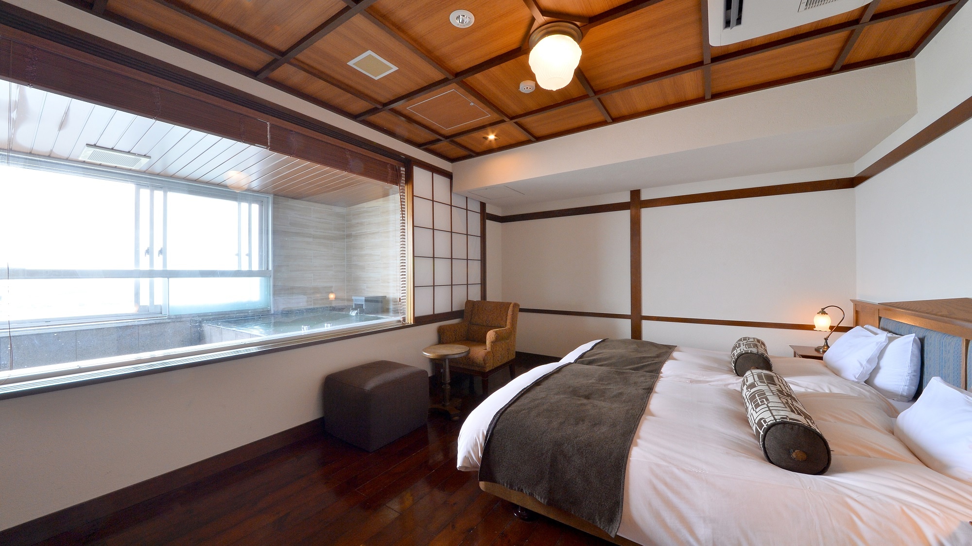 [WAMODERN Japanese-Western style room] A modern Japanese room with a bath with a view. Please enjoy the atmosphere of Taisho romance.