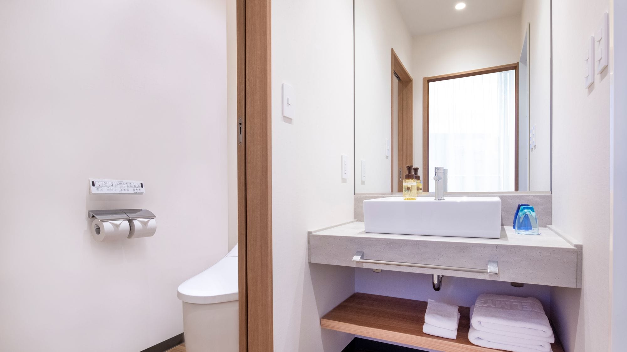 Washbasin/toilet/panorama twin/panorama triple (with terrace)