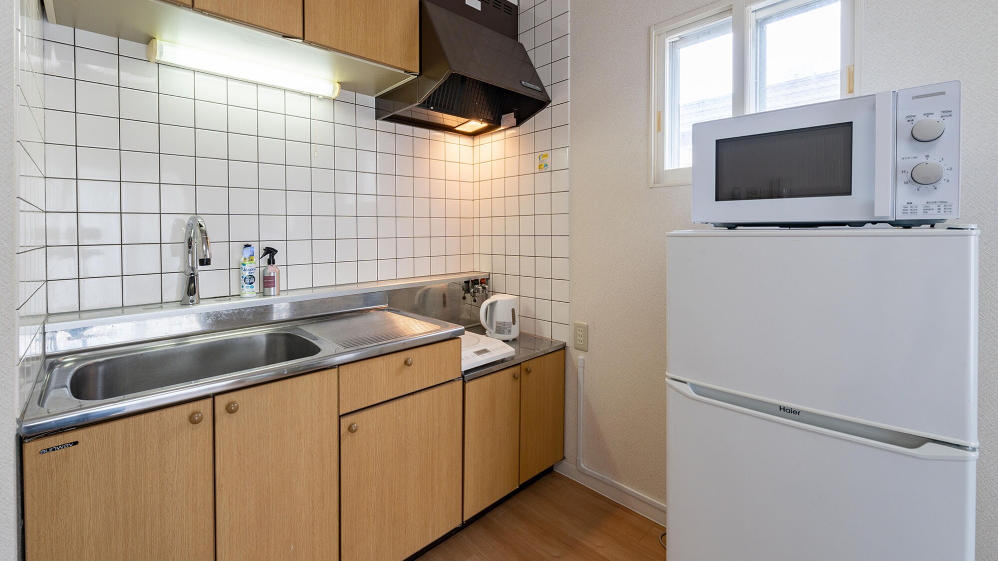 [Guest rooms] Refrigerators and microwaves are also provided.