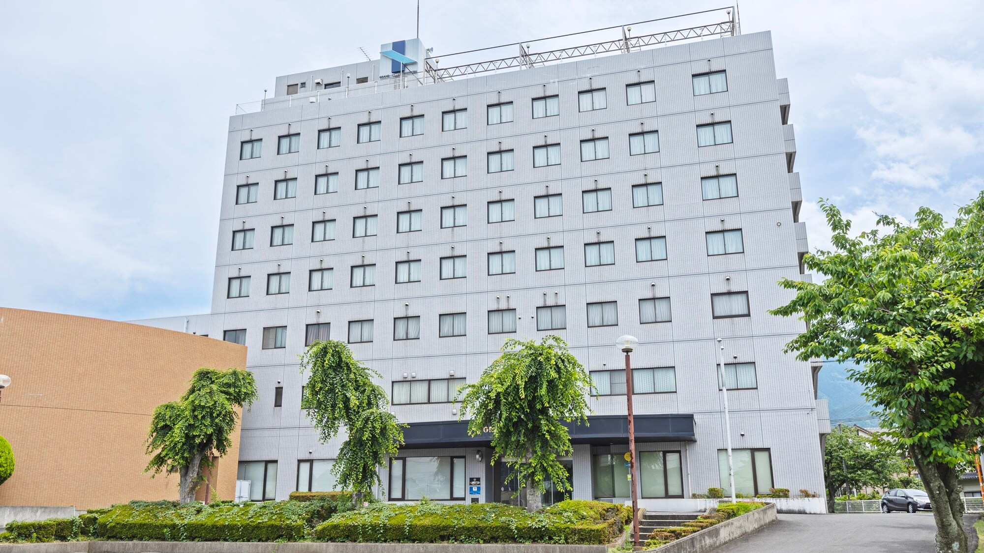 [Bên ngoài khách sạn] Cách Shikoku Chuo IC khoảng 10 phút lái xe. Vị trí thuận tiện, lý tưởng cho cả công việc và tham quan.