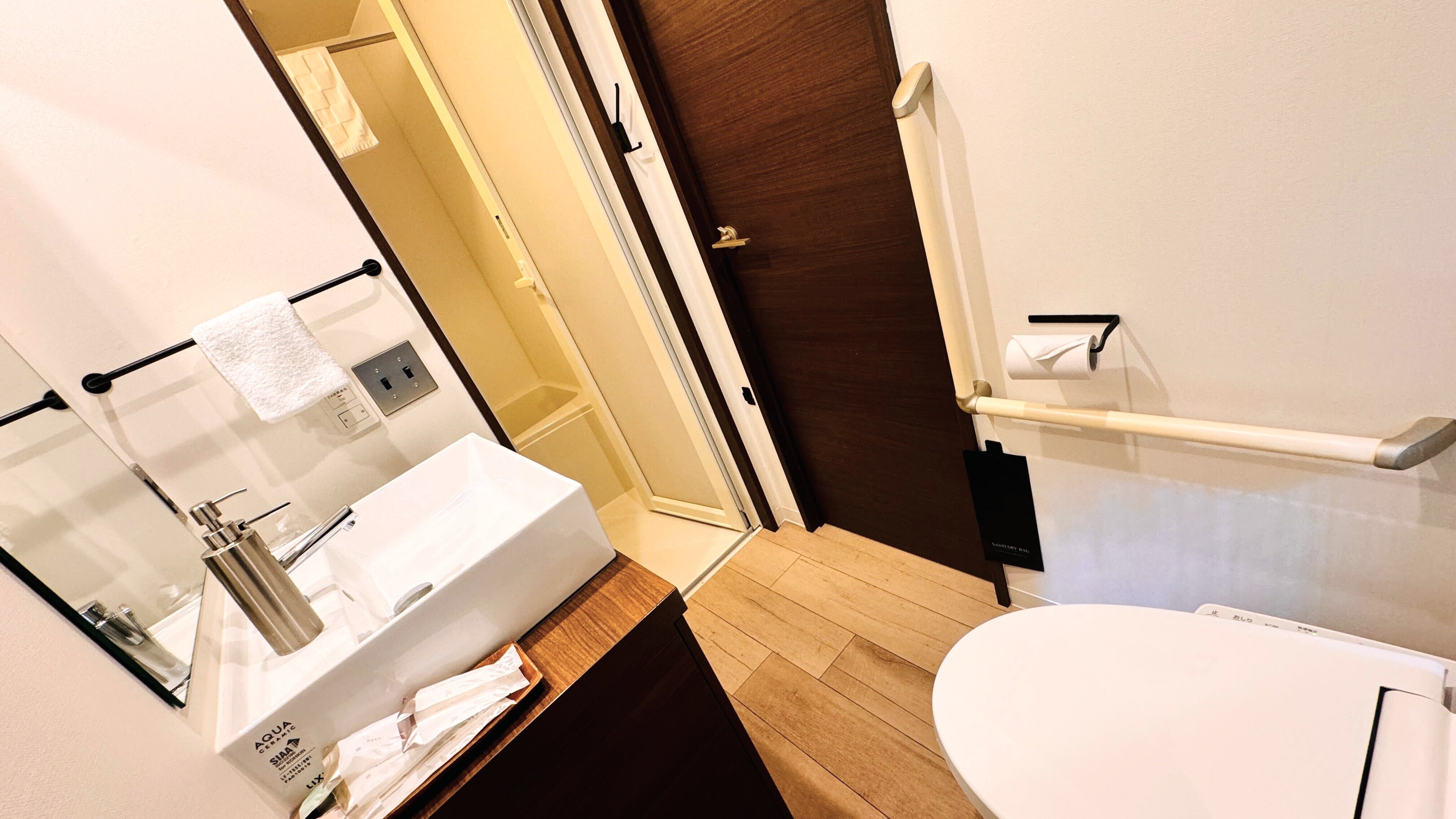 [Standard Room] Twin room / Bathroom and toilet with washlet