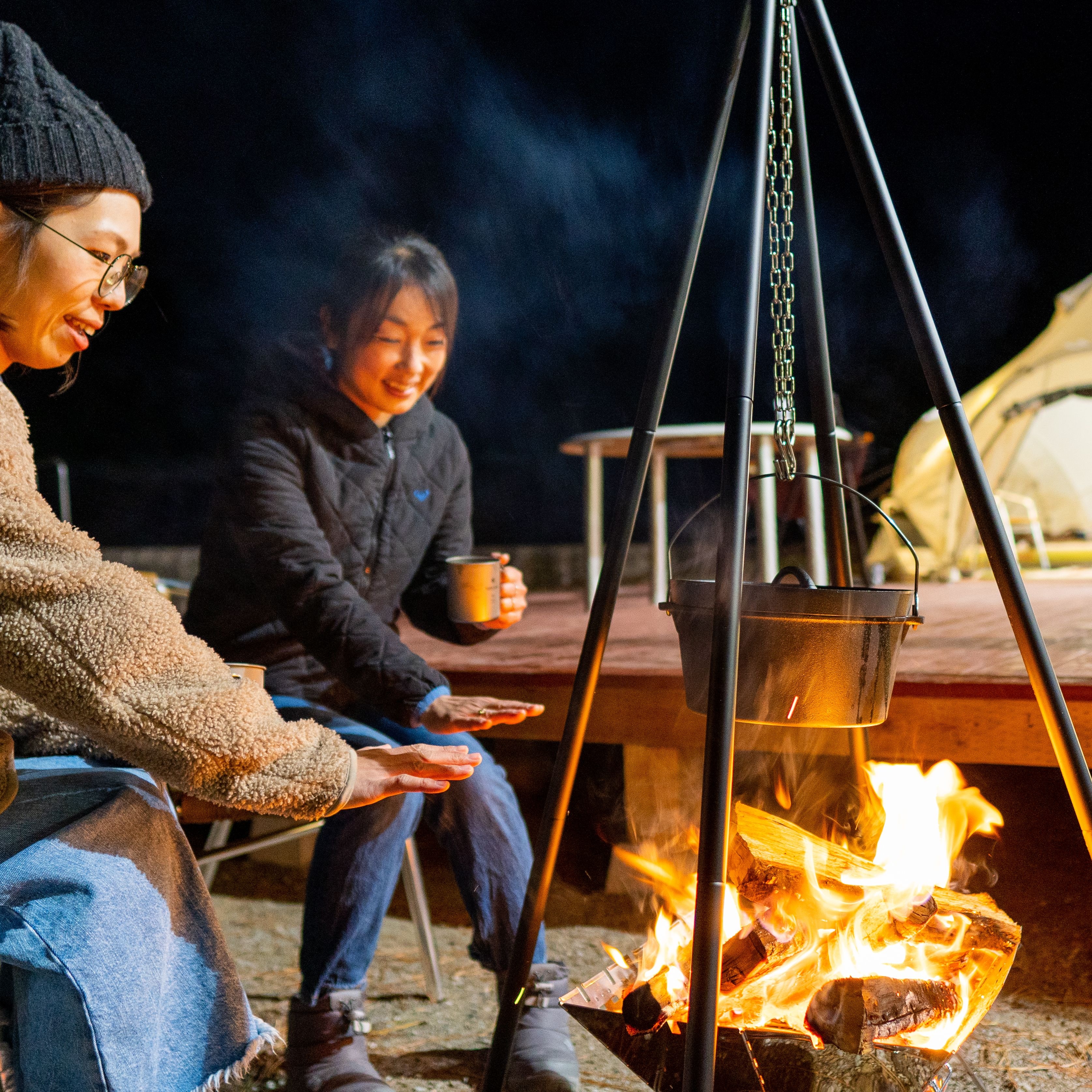 밤하늘 아래, 모닥불을 둘러싸 ♪