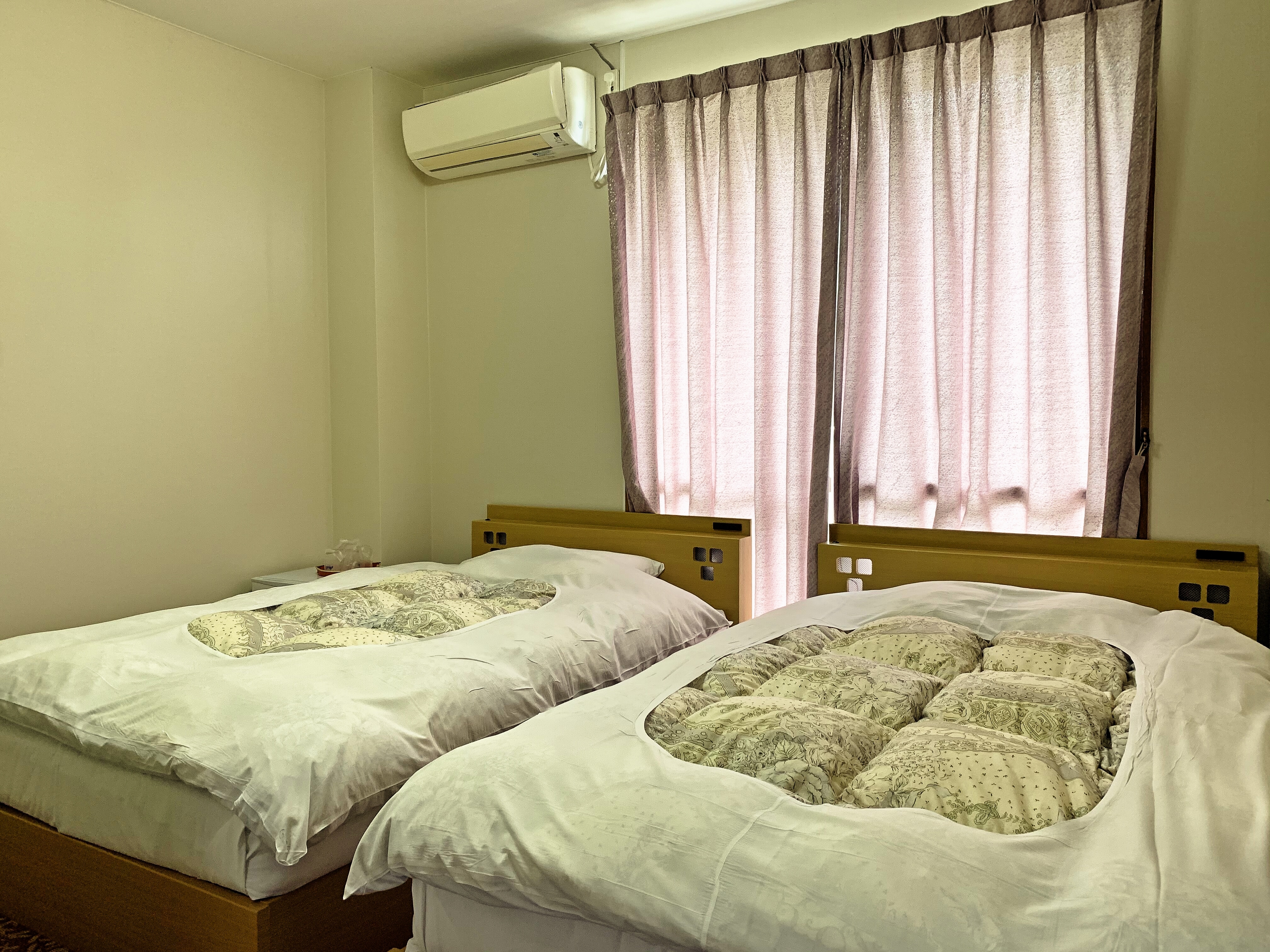 Japanese-Western style twin bed