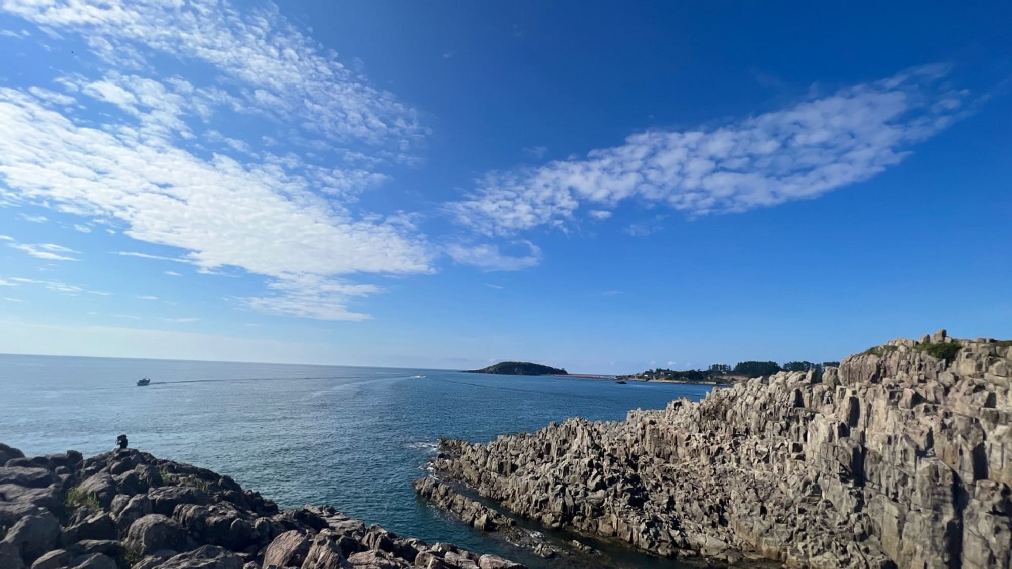 [Tojinbo] A sea cliff facing the Sea of Japan, you can enjoy a superb view.