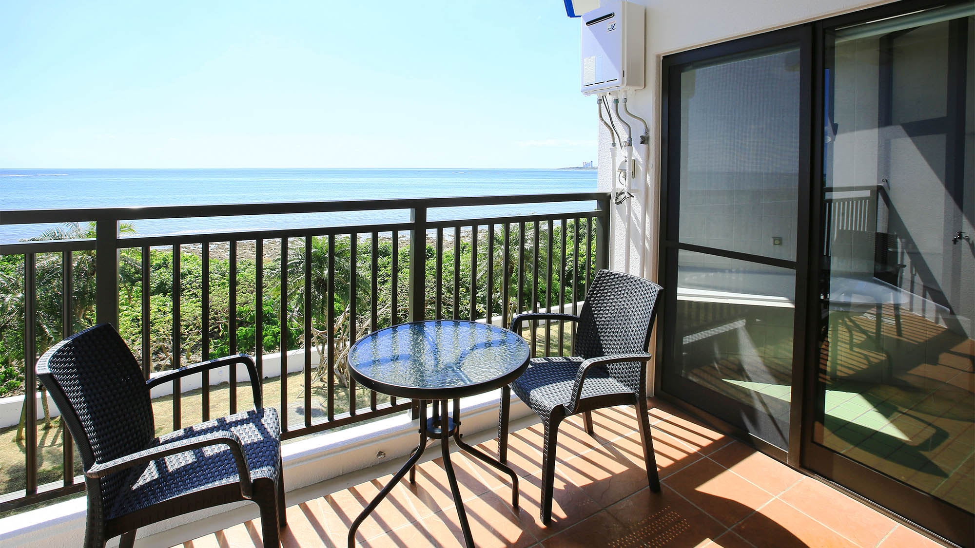 ・＜Superior Twin Sora＞You can enjoy a beautiful view of the beach from the balcony!