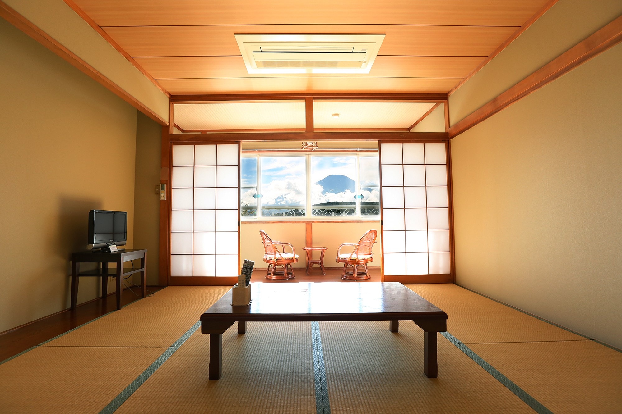 10 tatami Japanese-style room - Enjoy the view of Lake Yamanaka and Mt. Fuji at your leisure.