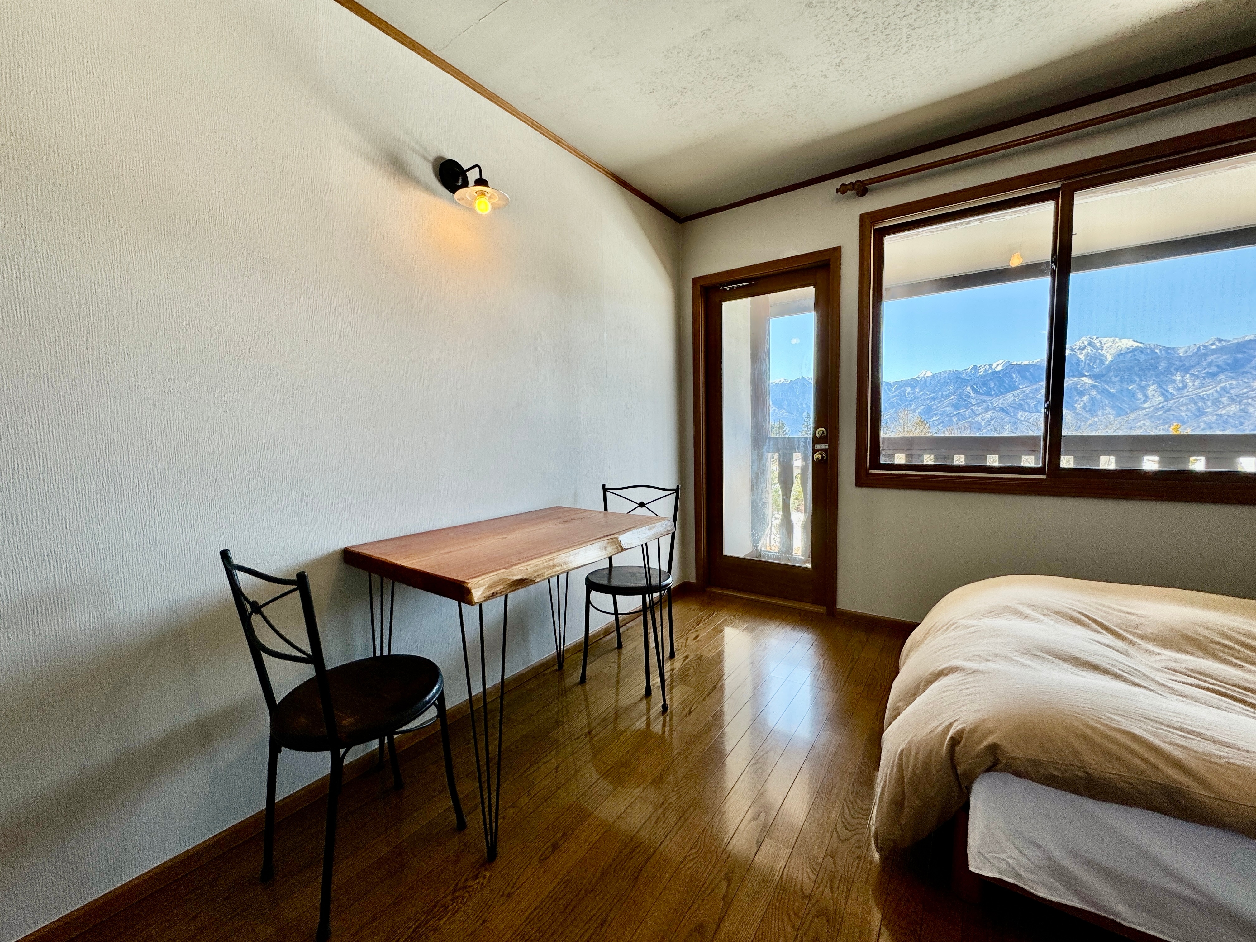 [八嶽山林小屋] 半雙人床、單人雙人床、咖啡桌