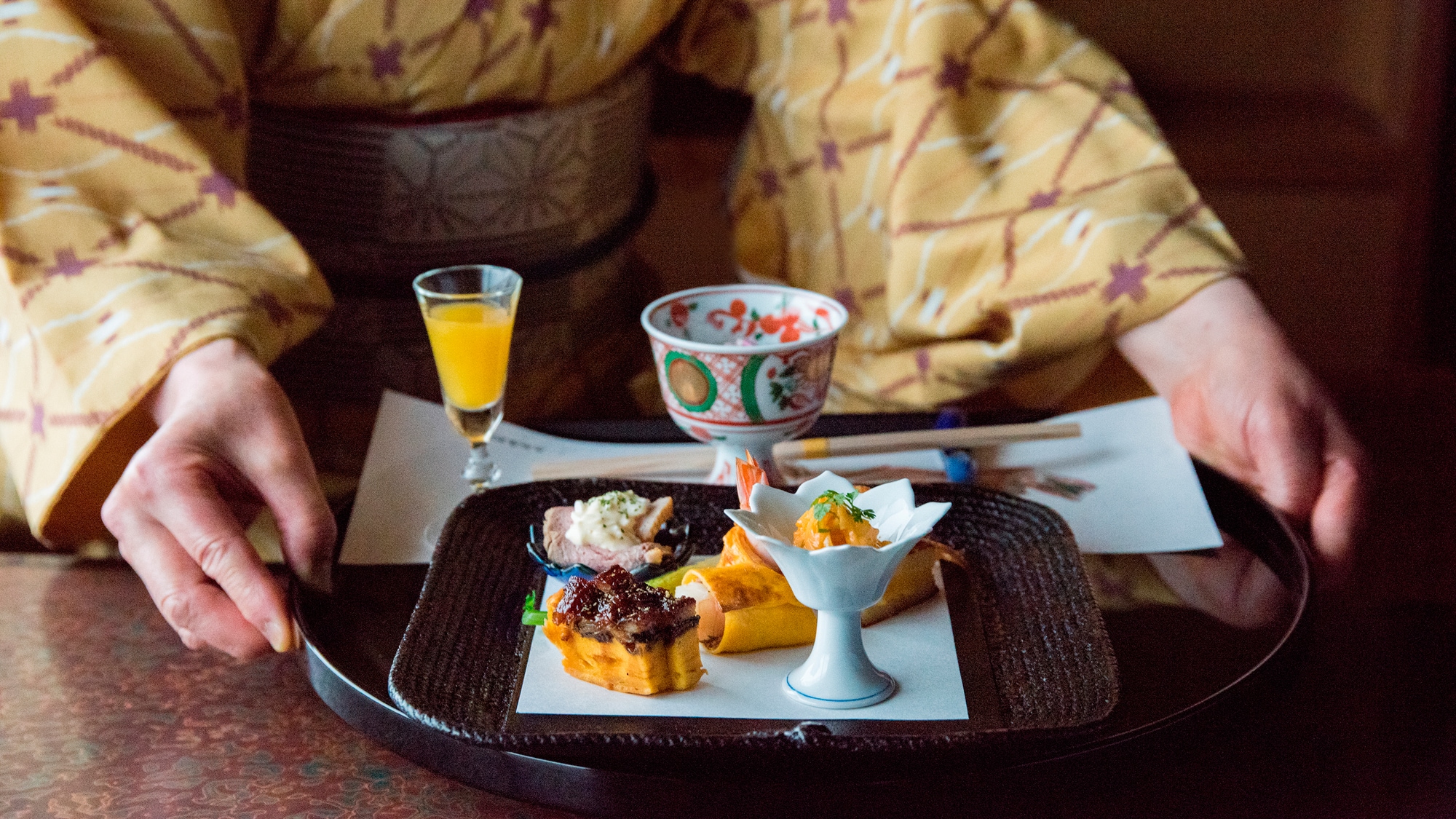 [Chambermaid] We will serve the food at the right time while it is hot.