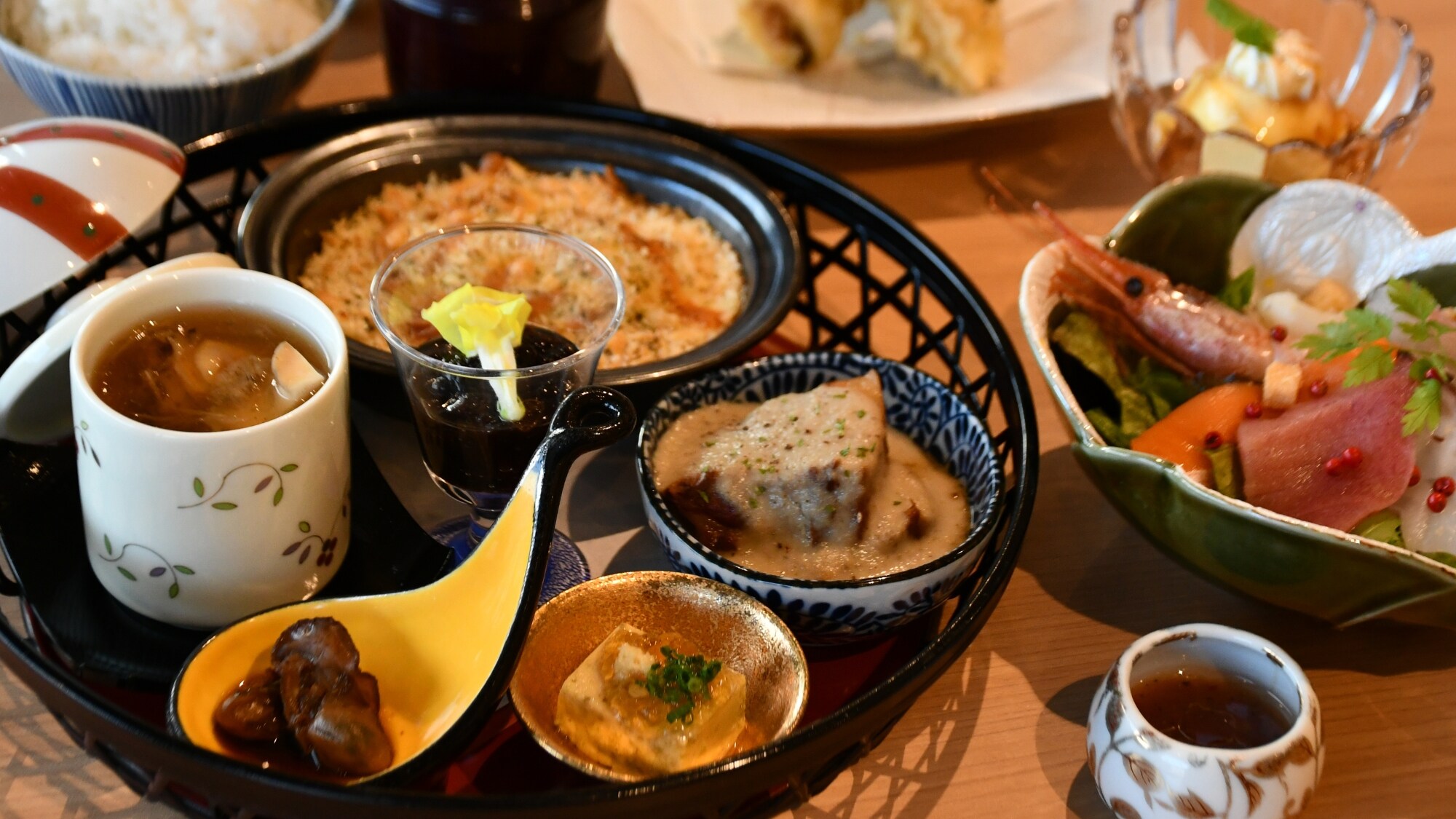 [Sankei Gozen] A colorful set meal featuring seasonal ingredients.