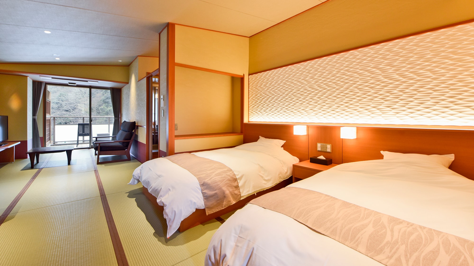 [Main building: Japanese-style room C with Kinsen open-air bath] You can enjoy Kinsen as much as you like at your favorite time in the room.