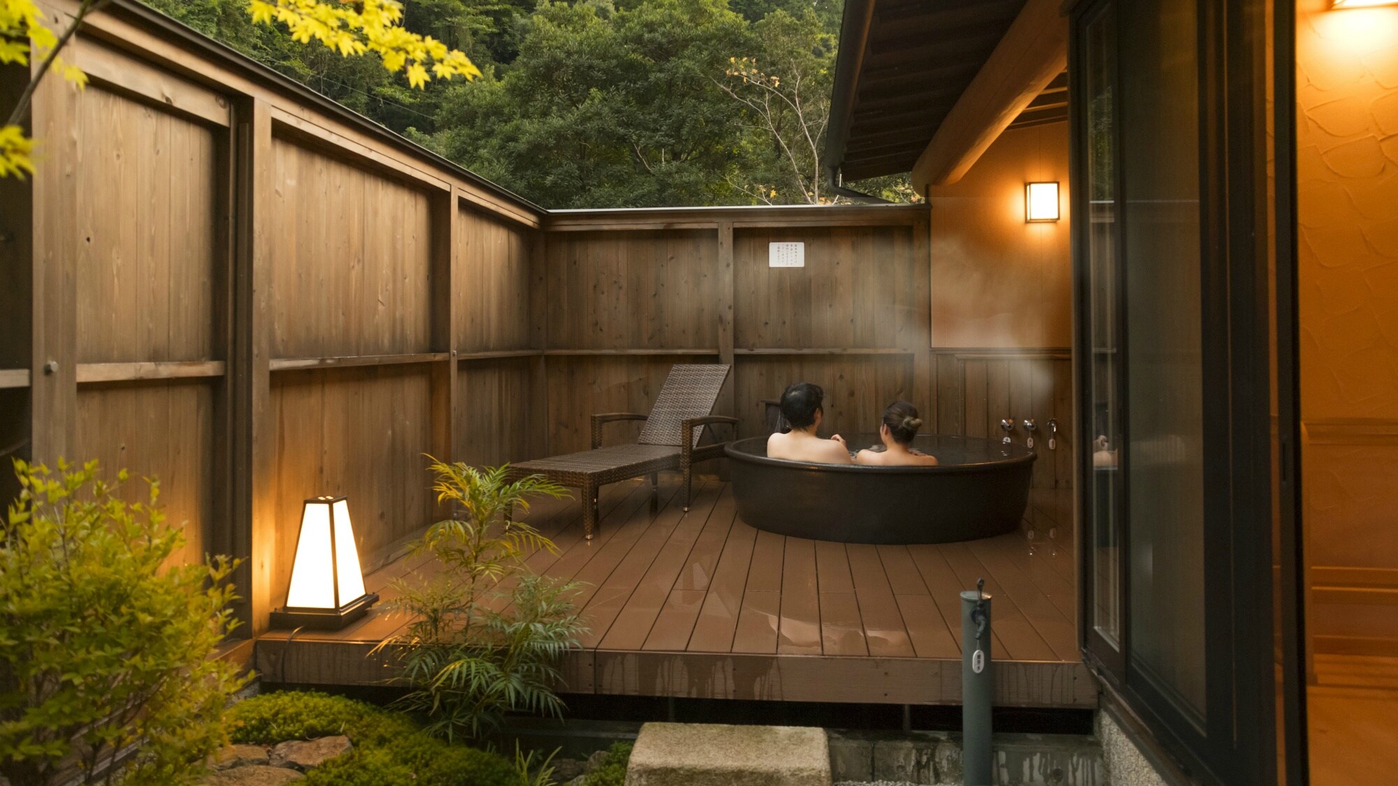 A supreme moment in the warm Shigaraki ware open-air bath. Shigaraki ware has a high far-infrared effect and warms the core of the body.