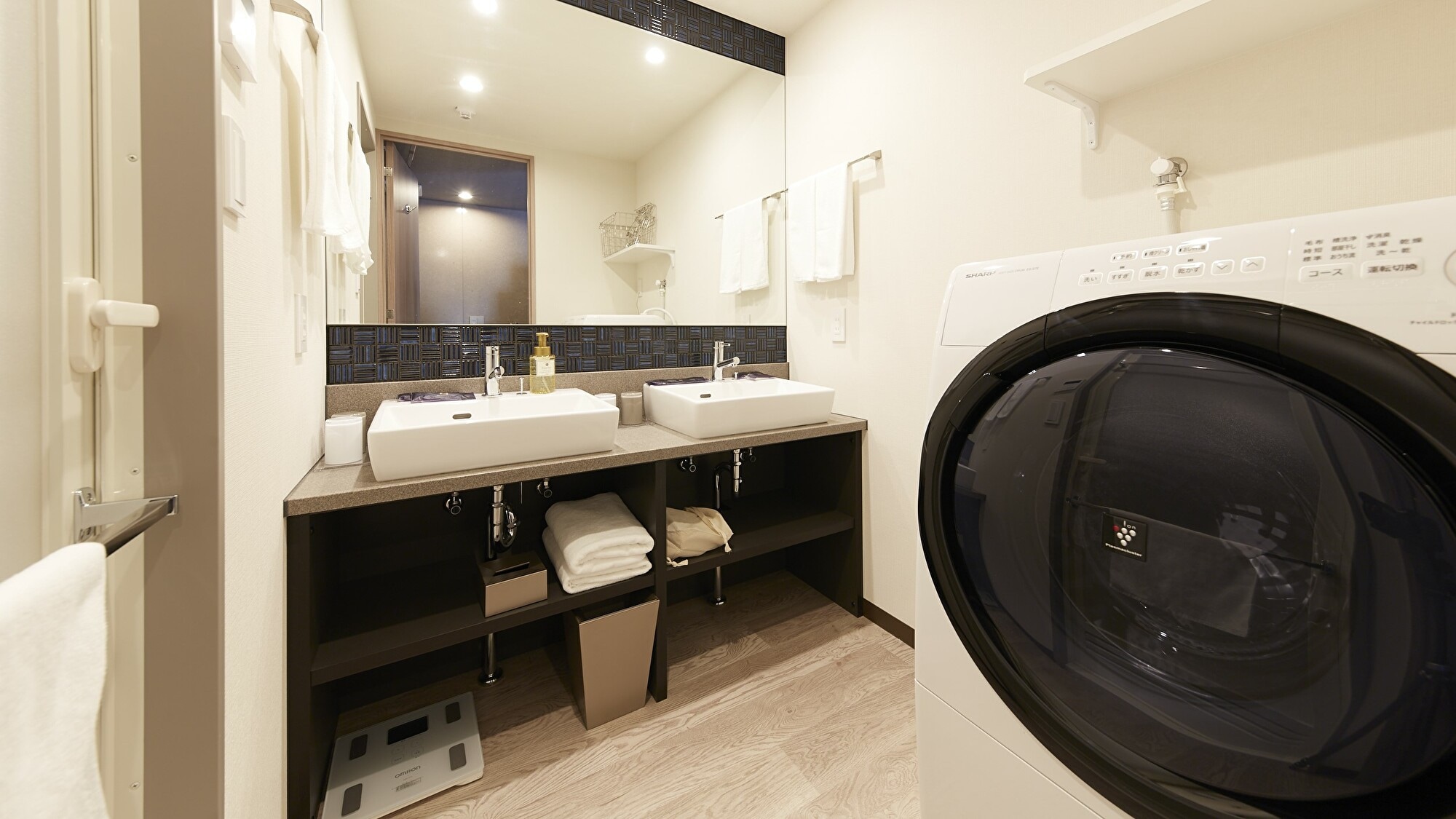 Superior 5 beds, washstand