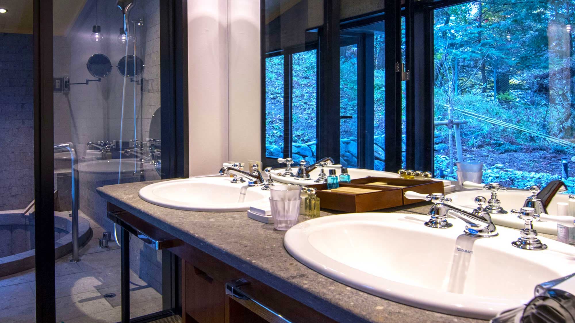 [Annex / 50 square meters] There are two washbasins, so you can relax even on busy mornings. Various amenities are also provided.