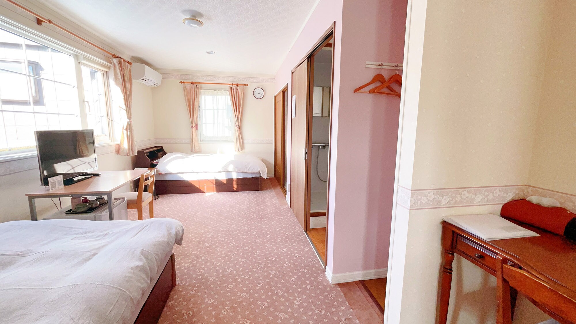 ・[201] A room with a simple design that lets in sunlight and has a Western feel.