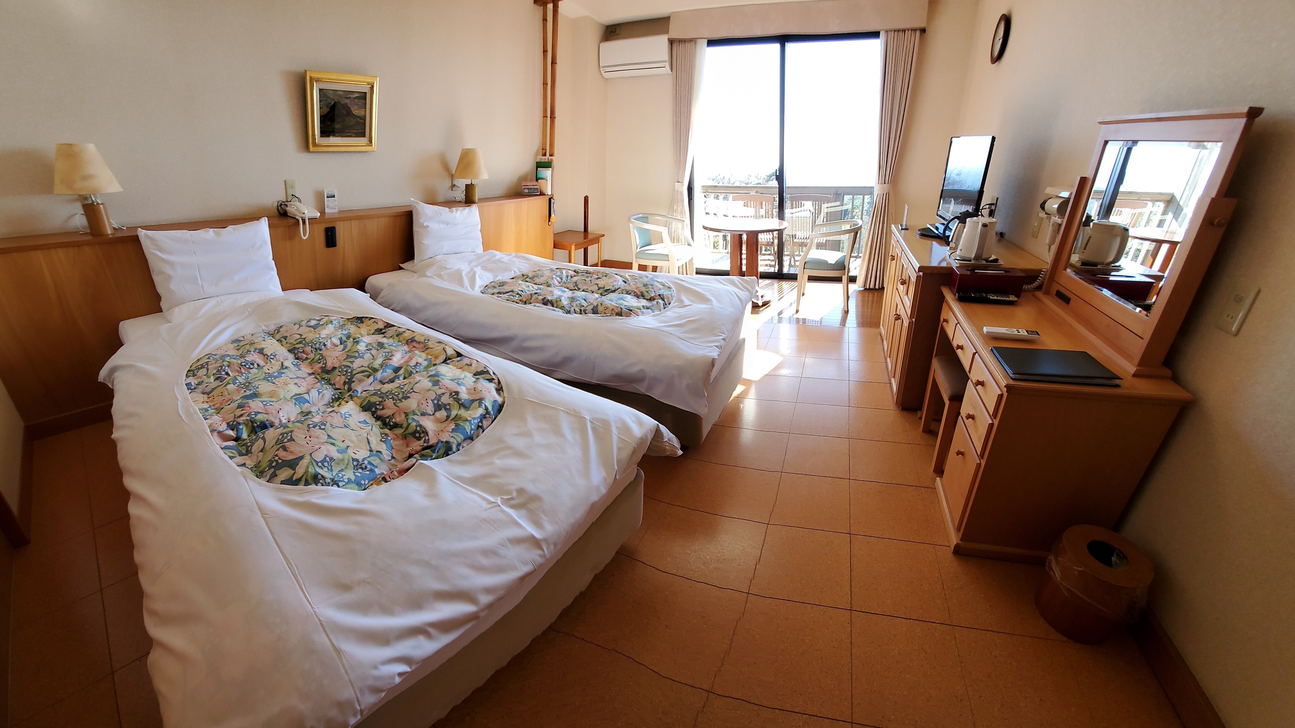 Western-style twin non-smoking room