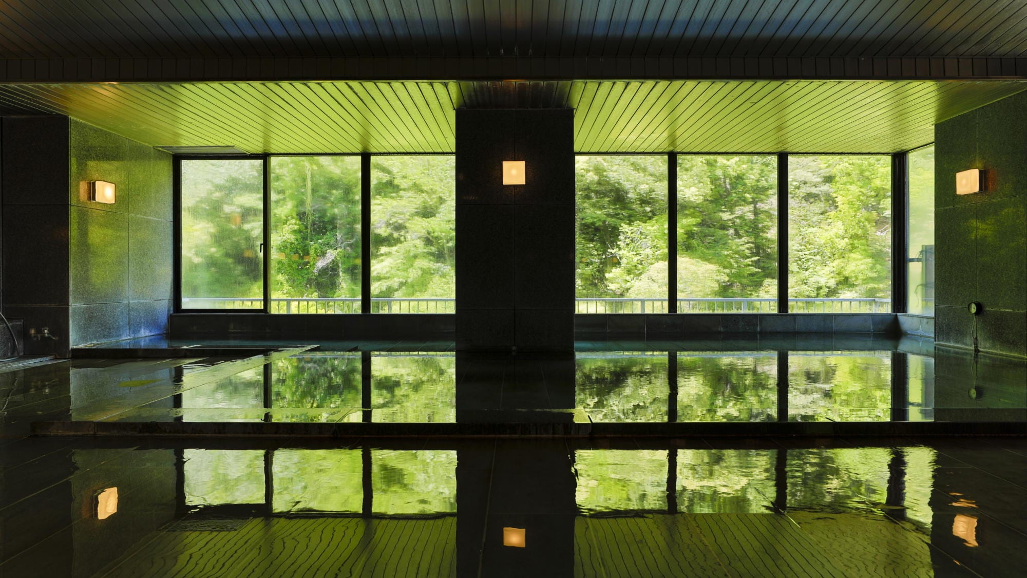 "Katsura-no-Yu" large bath (indoor bath)