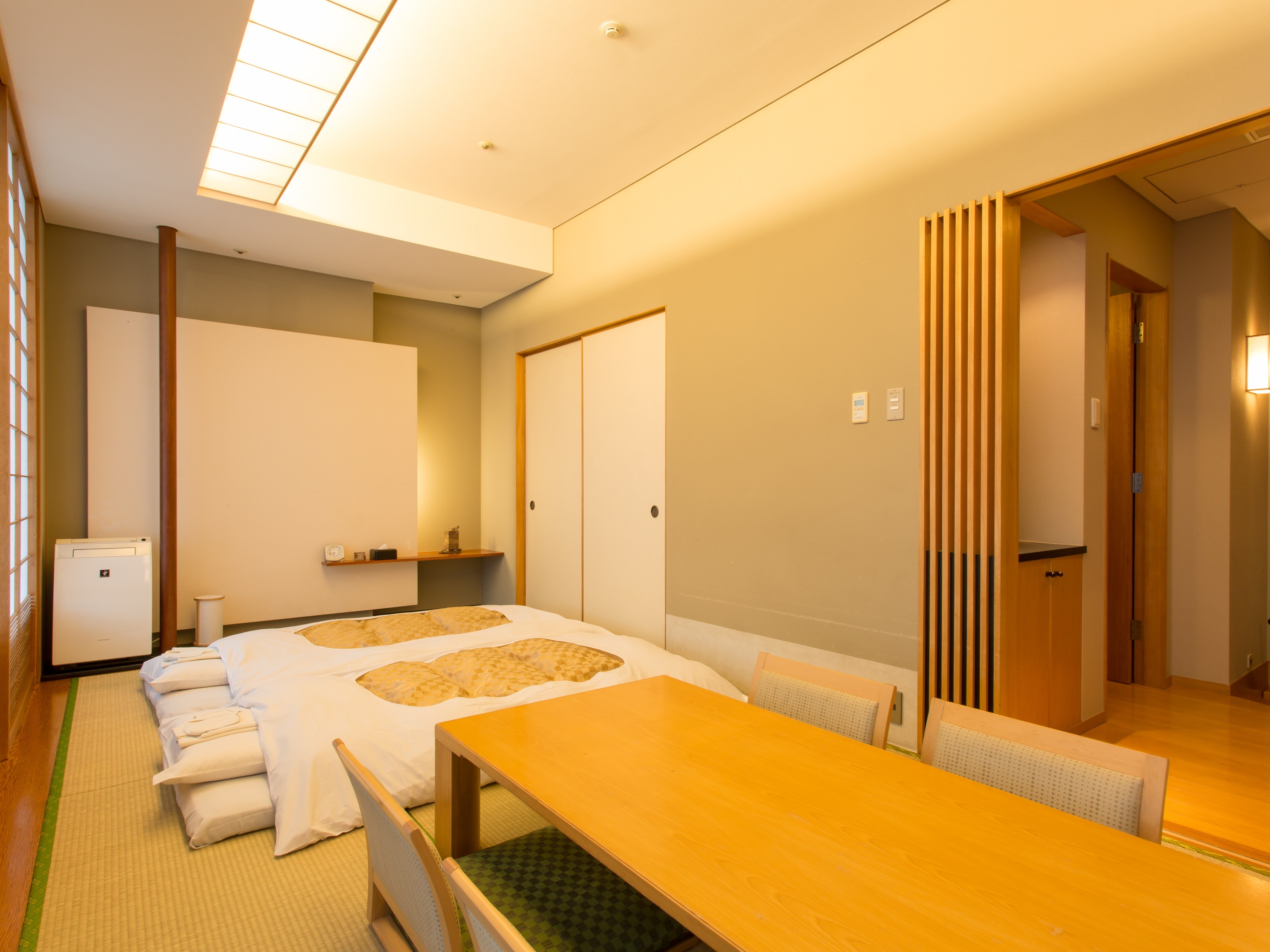 Kamar bergaya Jepang (9 tikar tatami, menghadap Istana Kekaisaran, kamar mandi dan toilet terpisah)