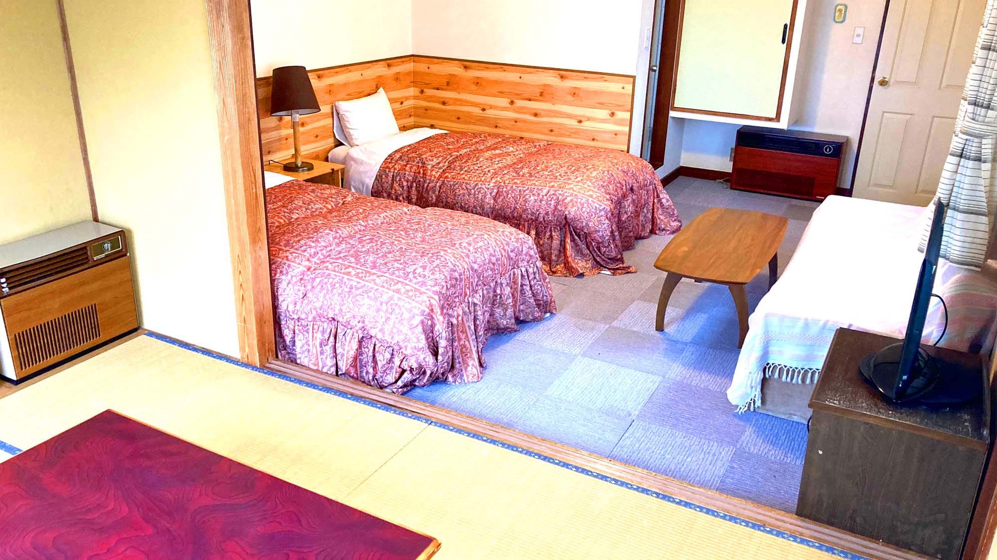 ・ [Example of Japanese and Western room] Sunlight comes in through a large window.