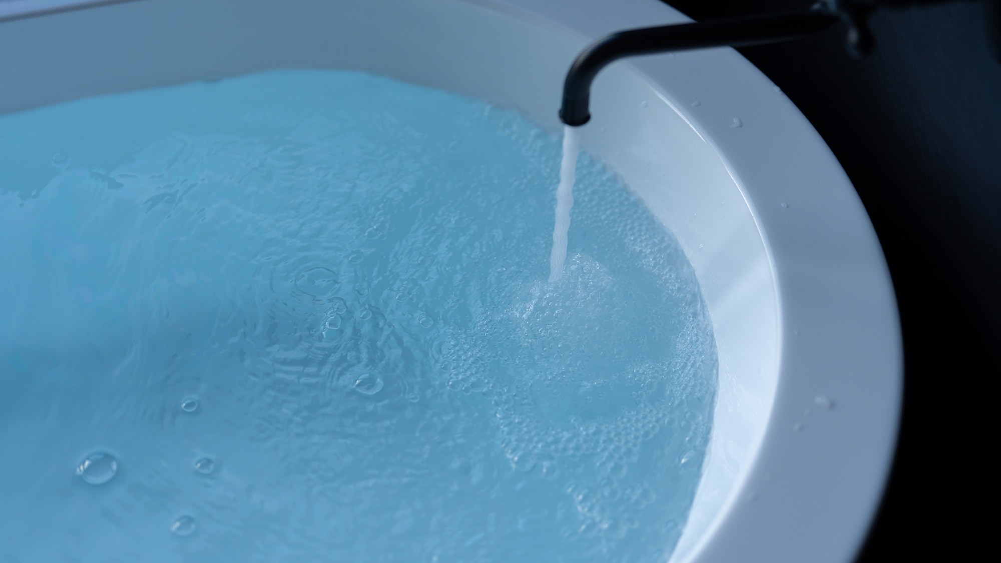 [Cold Bath] A chiller system maintains the ideal temperature for relaxation (16.5℃). Enjoy the luxurious use of high-quality water from Hita, a town known for its abundant water.