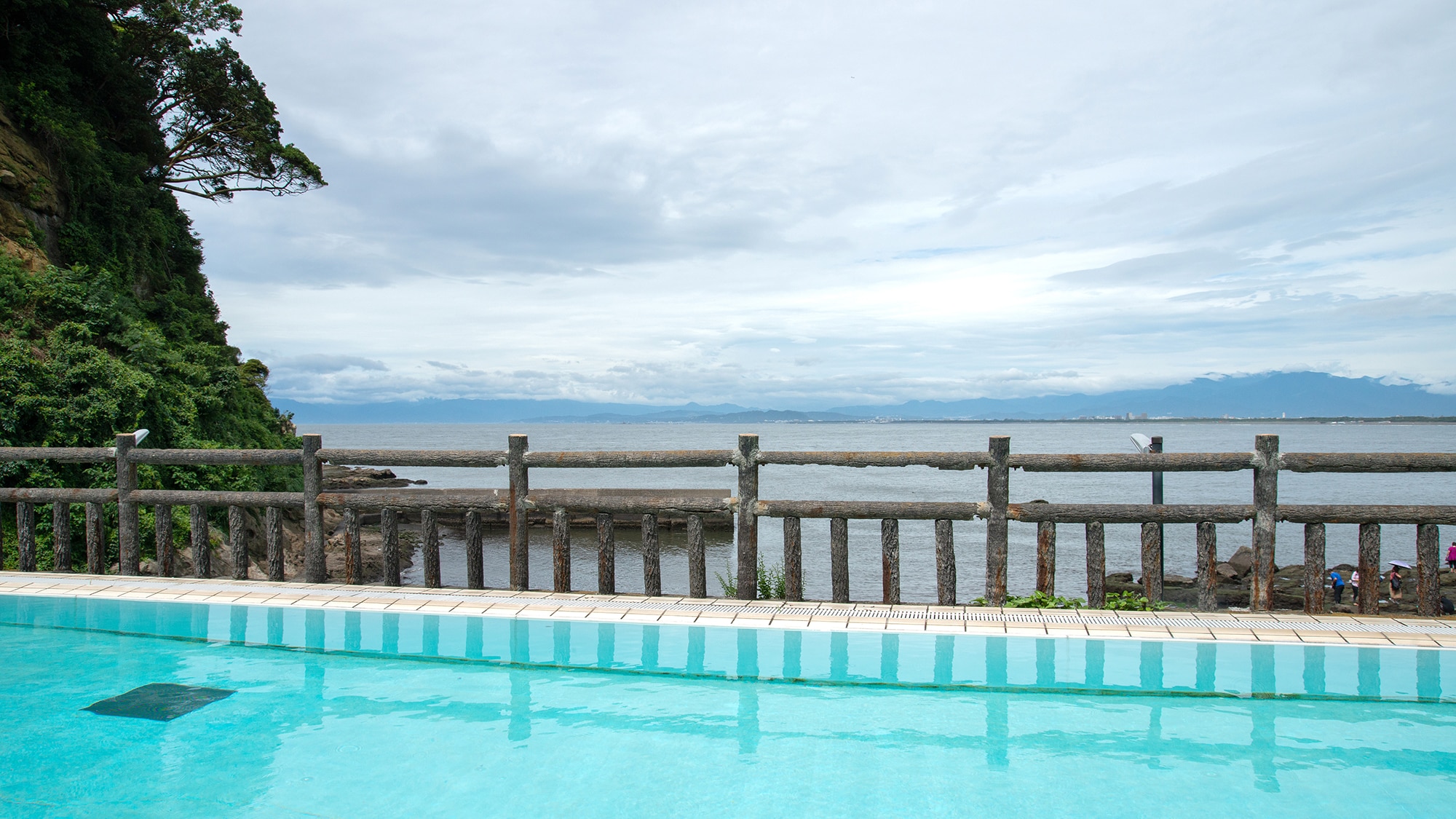 *[Pool] You can see Mt. Fuji directly ahead and the blue ocean of Shonan spreads out below you.