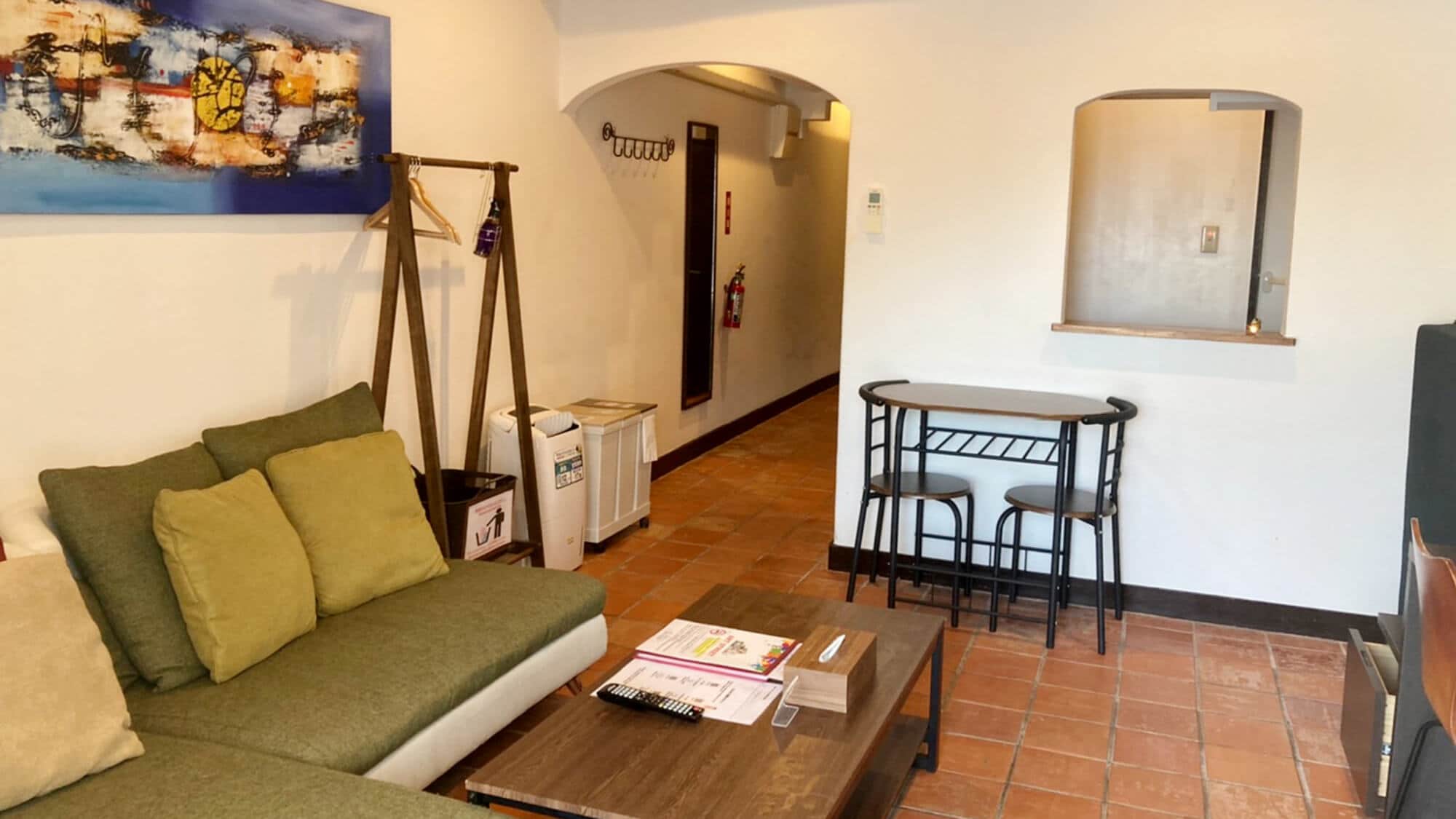 [1F Poolside Twin & Kitchen]