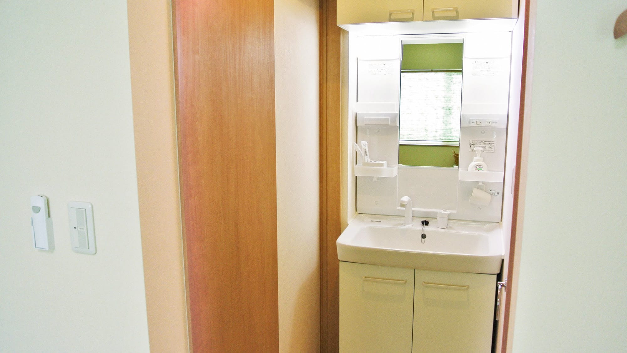 ・[Japanese-style Room A & B] A washstand is convenient for busy mornings, and you can check your makeup and appearance properly.