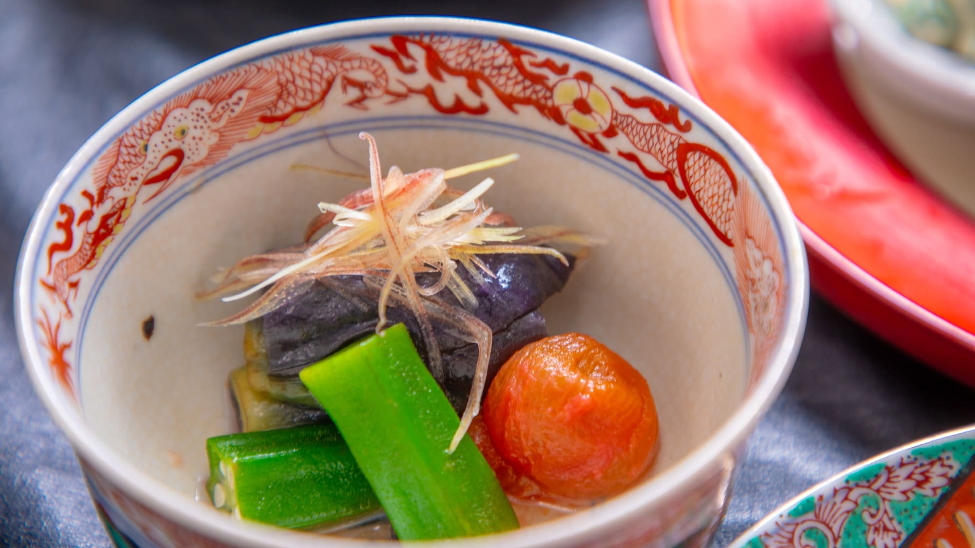 【晚餐示例】一道色彩鲜艳、赏心悦目的菜肴，采用当季食材。
