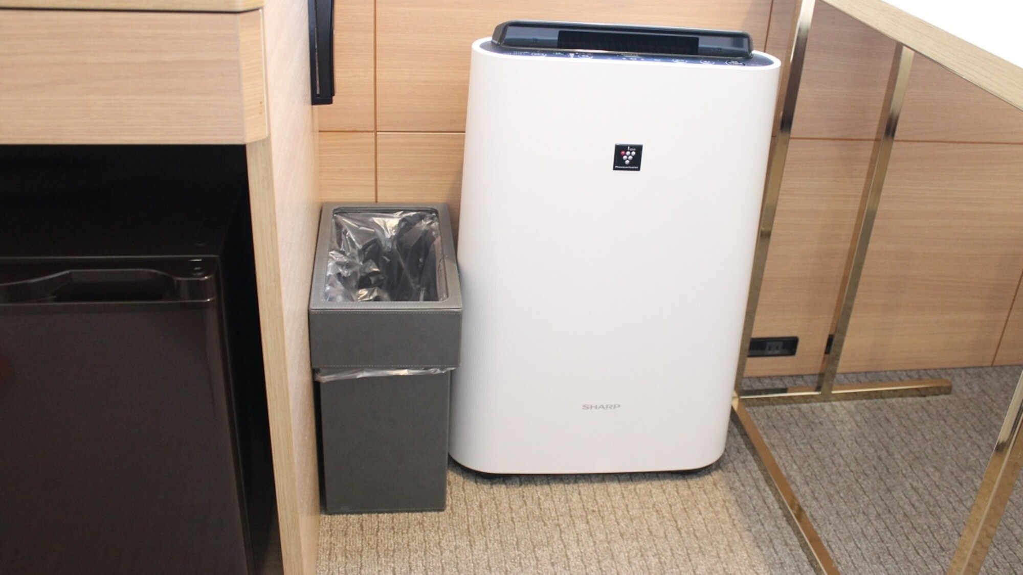 Air purifier with humidification function (SHARP)
