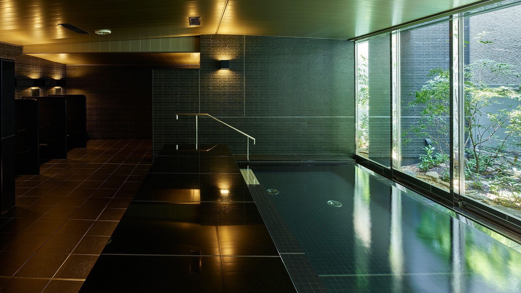 [Large bath] A small courtyard garden with soft light and shadows.