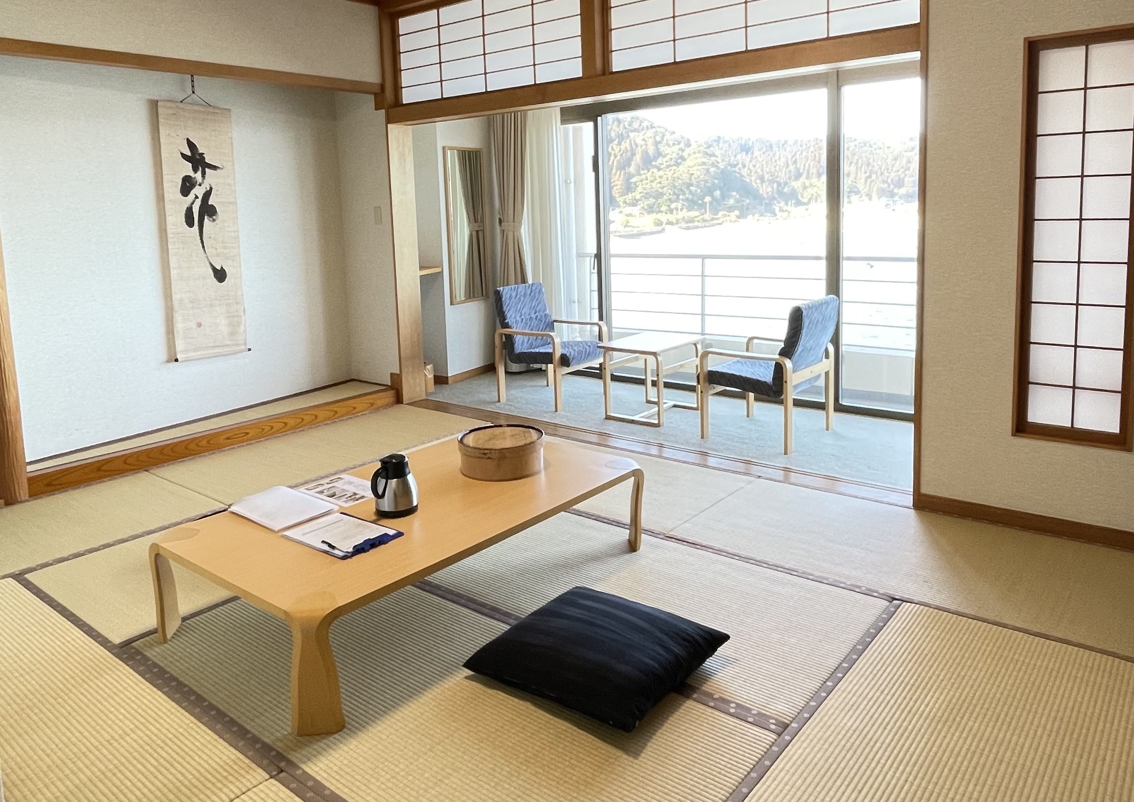 Kamar bergaya Jepang dengan 10 tikar tatami (semua kamar menghadap laut)