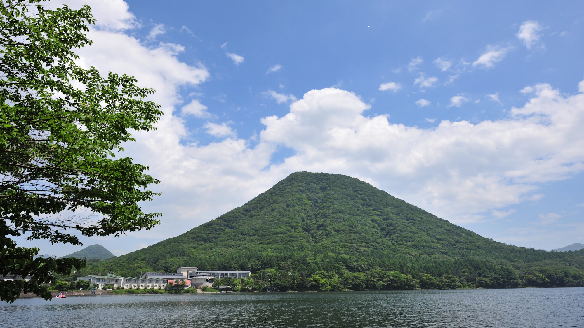 Lake Haruna, which has various legends and reflects a mysterious expression