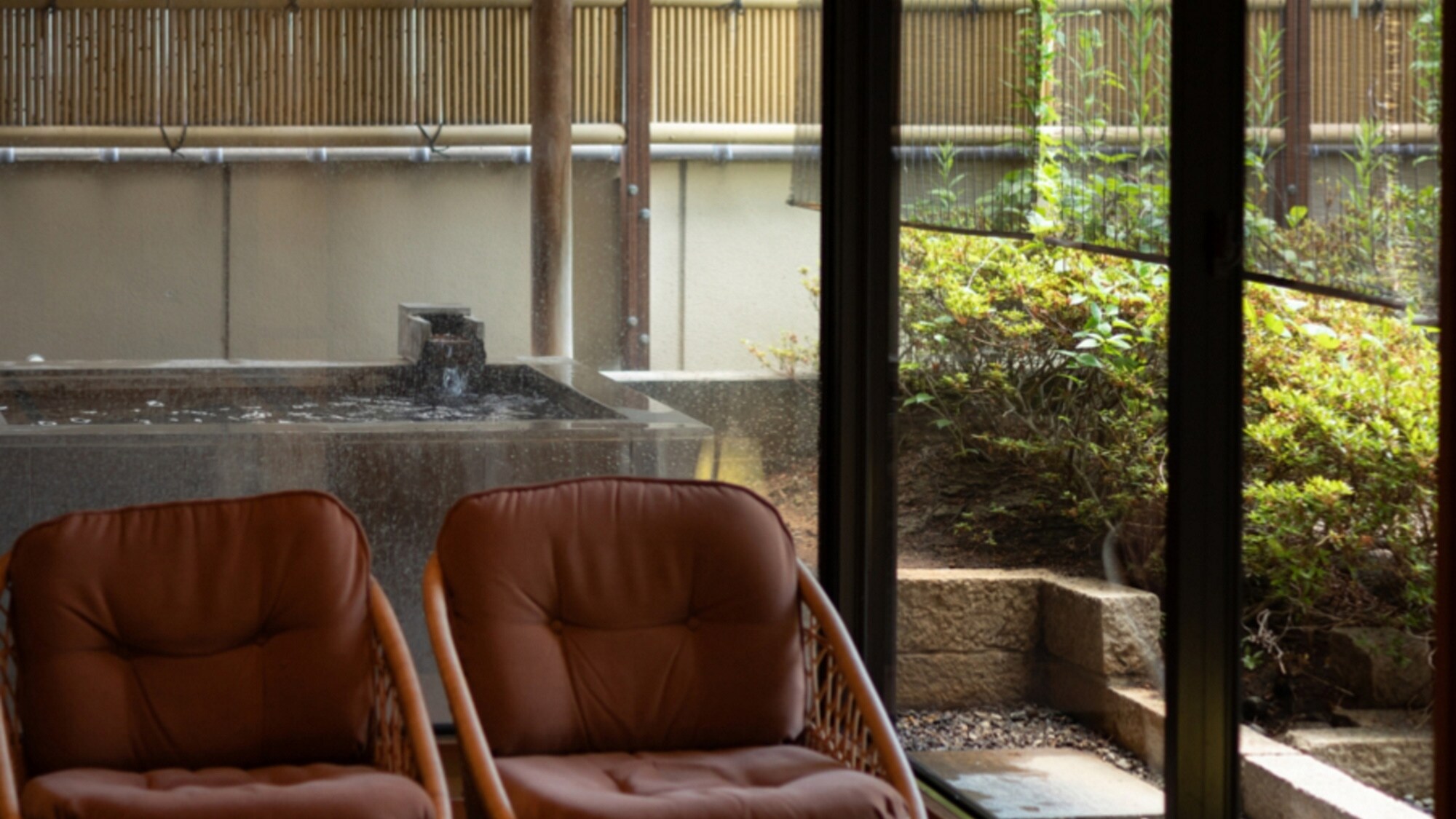 [Japanese-style room with open-air bath]