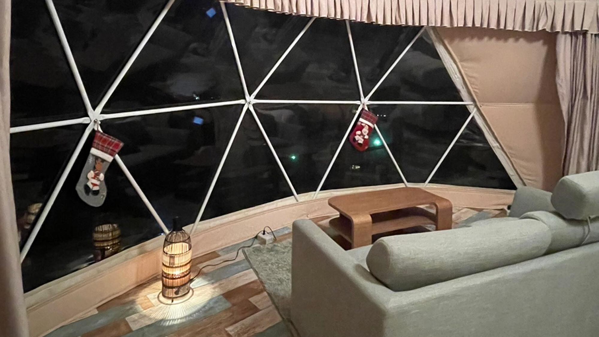 ・[Lều mái vòm F] Bạn cũng có thể ngắm cảnh đêm từ cửa sổ lớn.