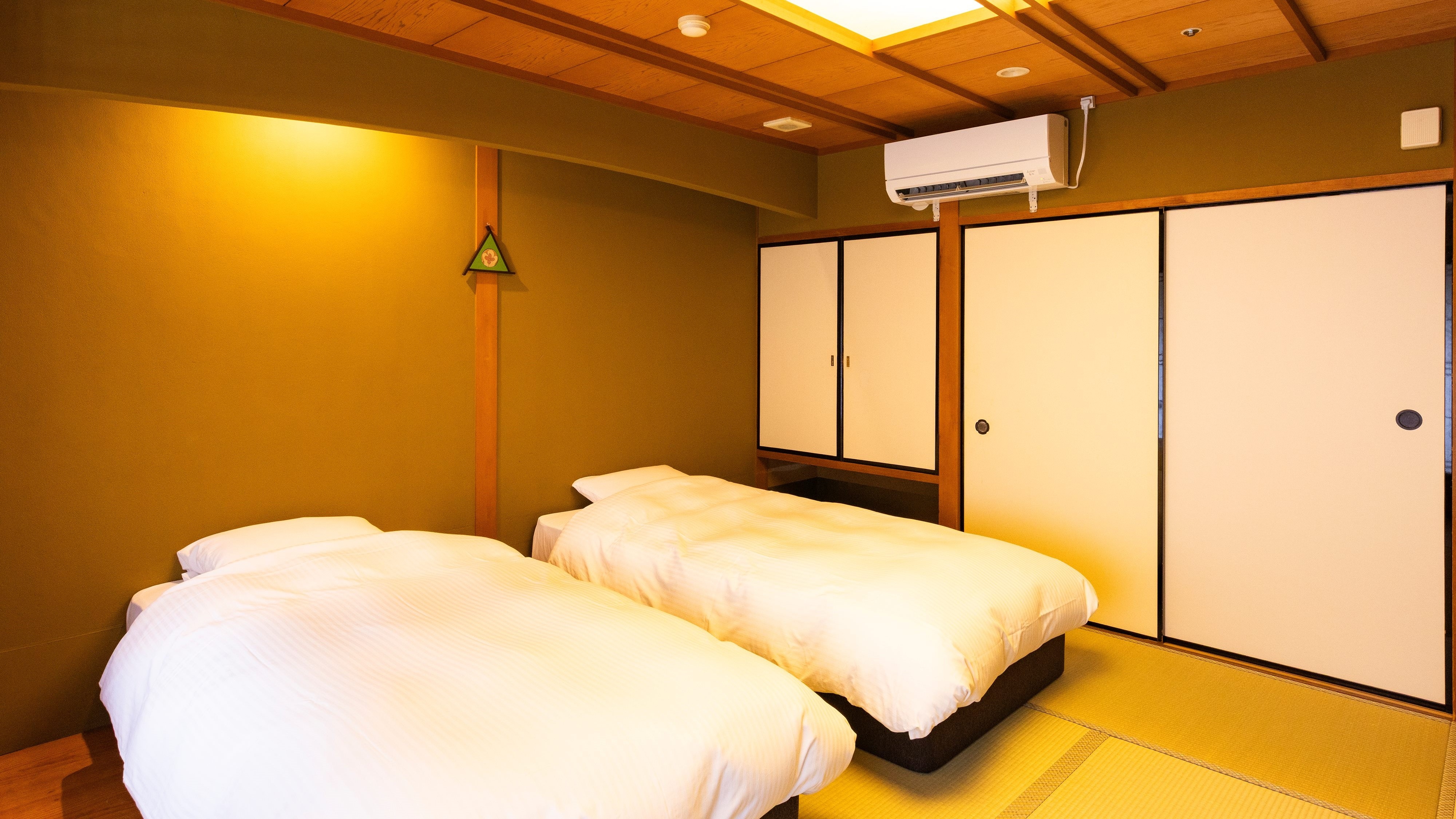 8 tatami twin beds with bath and toilet