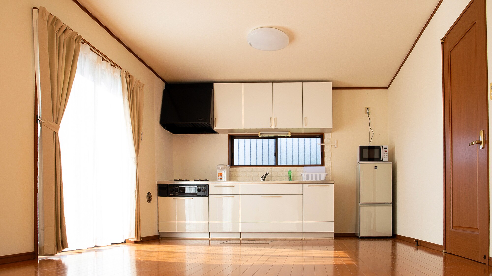・[Kitchen] A clean kitchen space. Enjoy cooking with your family and friends.