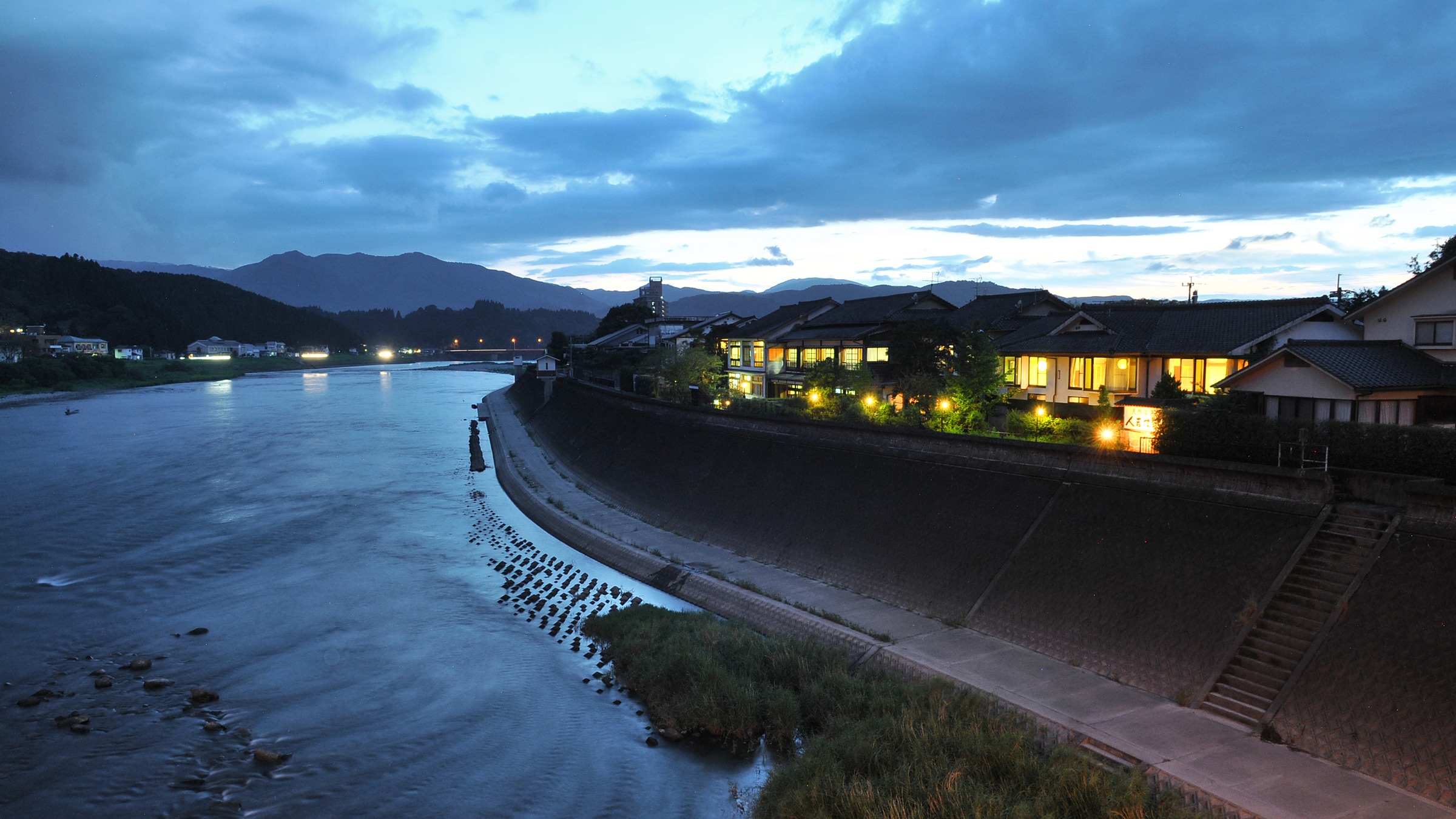 [Exterior] Hitoyoshi Ryokan along the Kuma River