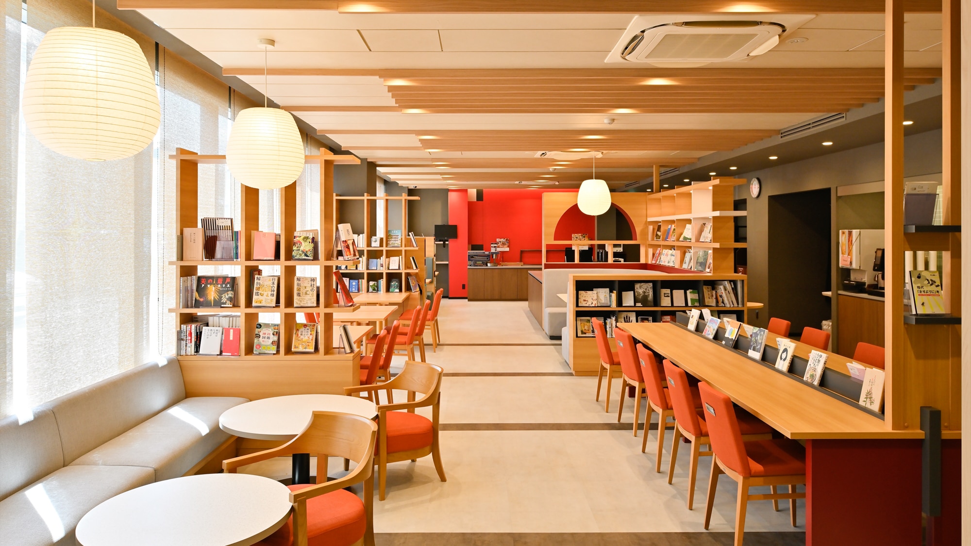 【ライブラリーカフェ】ホテル1階にある開放的な空間。10時～24時まで無料でご利用いただけます。